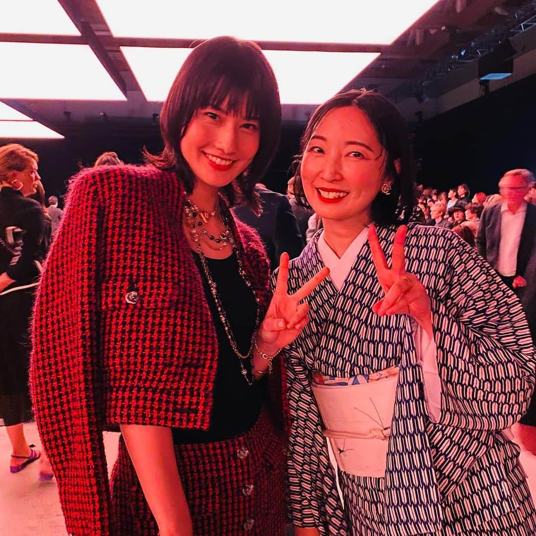 山内マリコさんのインスタグラム写真 - (山内マリコInstagram)「CHANELのショーにて橋本愛ちゃん @ai__hashimoto と！  映画『ここは退屈迎えに来て』の主演＆原作者なのです😌　一緒にロケ地富山をプロモーションでまわったのが2018年のこと。  以来わたしはすっかり愛ちゃんファンとなり、舞台MISHIMA2020「『班女』（近代能楽集より）」を観にいそいそと日生劇場へ出かけたり、ドラマ見たり週刊文春チェックしたりしてます。  愛ちゃん、クレバーで勇敢で、鼻梁が芸術的…！　見惚れてしまう〜かっこいい〜シャネルスーツの着こなしが完璧だー👏  #chanelintokyo  #橋本愛  #ここは退屈迎えに来て  #イチオシの橋本愛作品はリトルフォレスト」6月2日 13時43分 - yamauchi_mariko