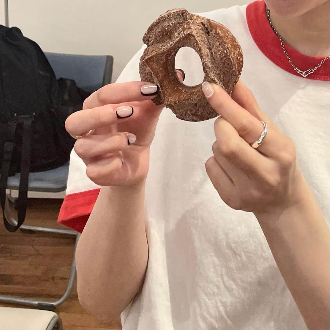 庄司芽生さんのインスタグラム写真 - (庄司芽生Instagram)「爪とドーナツとるんるんな私🌒🍩🎶」6月2日 20時30分 - mei_tokyogirlsstyle