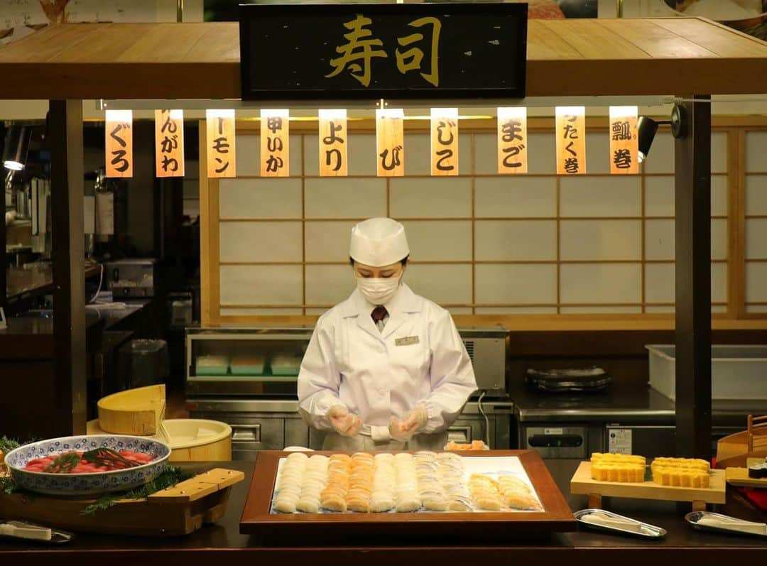 【公式】箱根湯本温泉 天成園さんのインスタグラム写真 - (【公式】箱根湯本温泉 天成園Instagram)「♨️  ／ 6月より 夕食ビュッフェのお寿司が パワーアップしました‼️💪🏻🍣 ＼  まぐろ  サーモン  えんがわ  紋甲いか さより  海老  すじこ  たまご トロたく巻き  かんぴょう巻き   の中から お好きなだけ お召し上がりいただけます🤤  料理人が目の前で握る自慢のお寿司を 是非お召し上がりください！🍣🌟  #箱根 #箱根湯本 #天成園 #箱根湯本温泉 #天成園箱根湯本 #温泉 #本格温泉 #箱根ホテル #箱根旅館 #箱根旅行 #旅行 #個室 #貸し切り #レンタル浴衣 #露天風呂 #日本庭園 #神社 #滝 #日帰り温泉 #hakone #寿司 #鮨 #sushi」6月2日 19時17分 - tenseien_hakoneyumoto