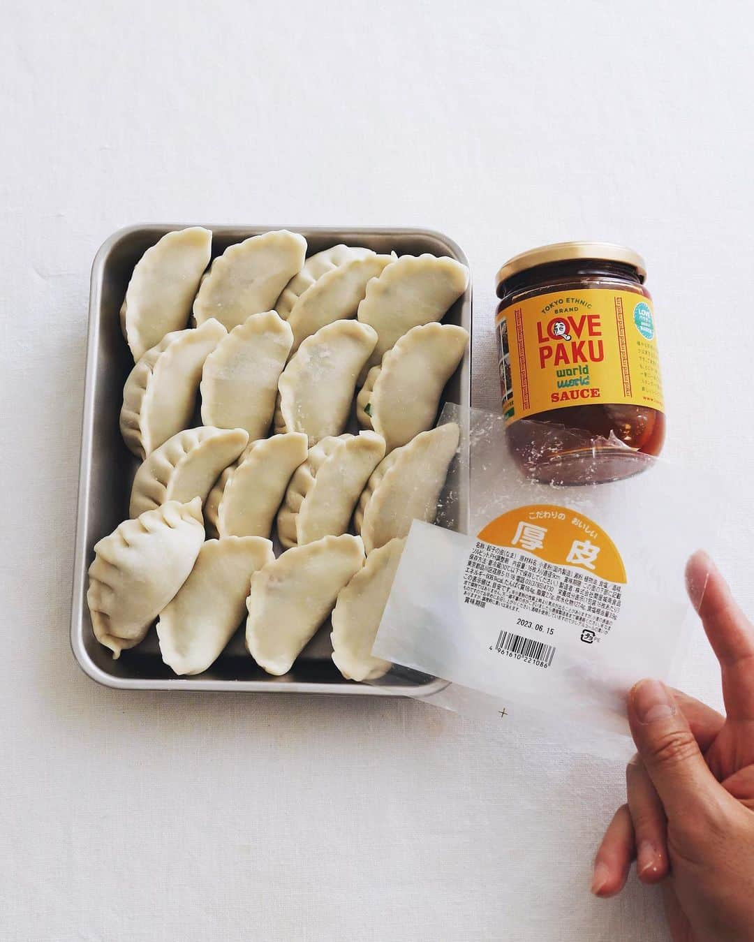 樋口正樹さんのインスタグラム写真 - (樋口正樹Instagram)「Gyoza 🥟 . 夜ごはんのメインの焼き餃子。 ニラ多めの肉餃子で味付けは 裏技の玉葱ドレッシングのみ。 皮は関屋城南食品さんの厚皮。 . ちなみに今回は下茹してから 焼くという試みをしてみたよ。 厚皮の場合にとても適してて、 美味しいけど手間がたいへん😅 . タレはラブパク @lovepakusauce . . . #餃子 #ぎょうざ #肉餃子 #焼き餃子 #ラブパク #関屋城南食品 #LOVEPAKU #gyoza #frieddumplings」6月2日 19時10分 - higuccini