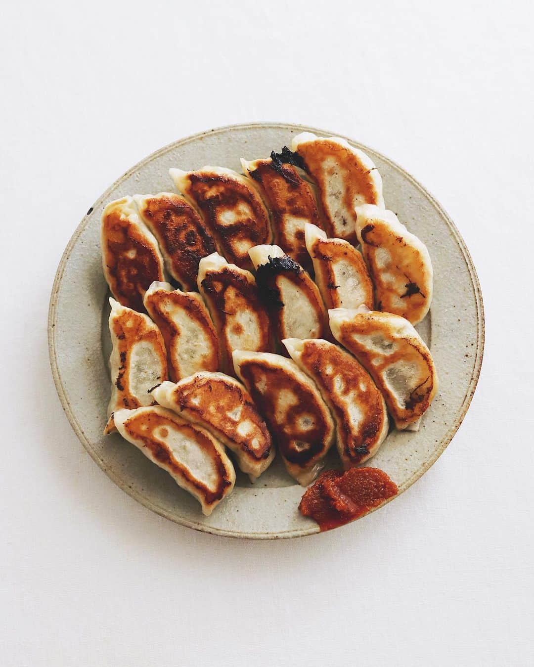 樋口正樹さんのインスタグラム写真 - (樋口正樹Instagram)「Gyoza 🥟 . 夜ごはんのメインの焼き餃子。 ニラ多めの肉餃子で味付けは 裏技の玉葱ドレッシングのみ。 皮は関屋城南食品さんの厚皮。 . ちなみに今回は下茹してから 焼くという試みをしてみたよ。 厚皮の場合にとても適してて、 美味しいけど手間がたいへん😅 . タレはラブパク @lovepakusauce . . . #餃子 #ぎょうざ #肉餃子 #焼き餃子 #ラブパク #関屋城南食品 #LOVEPAKU #gyoza #frieddumplings」6月2日 19時10分 - higuccini