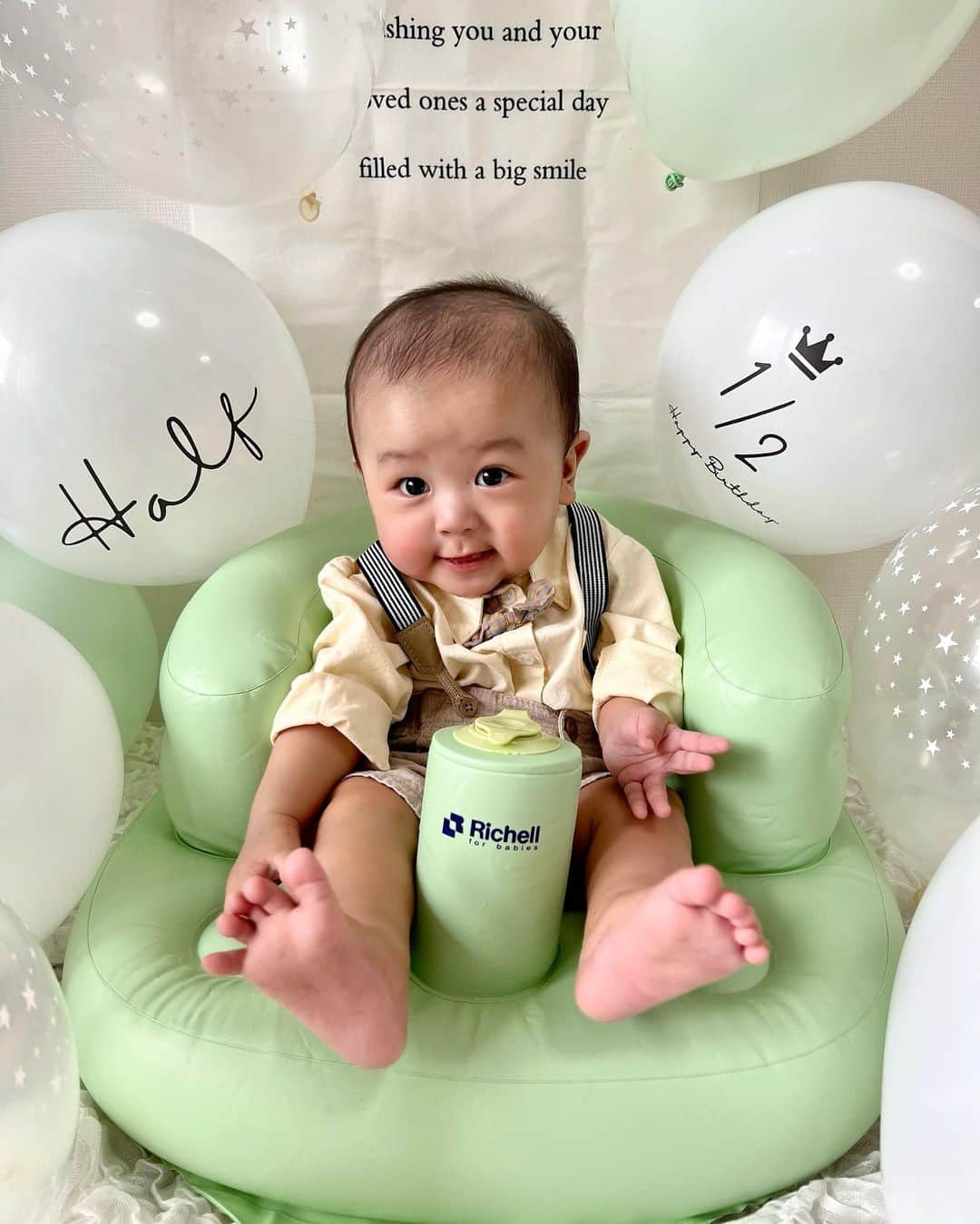 樋浦結花のインスタグラム：「・ ハーフバースデー🎂🎈🎉  りっくん6ヶ月になりました💚  半年前までお腹にいたなんて 信じられないなぁ😭🙏 ここまで大きくなってくれて ありがとう💚💚  ここ1ヶ月の成長は 特にすごかった❣️🥺  寝返りを習得して 歯も生えてきて🦷💕  夜中も自分の意思とは裏腹に寝返りしてうつ伏せになっちゃって自分でびっくりして泣いちゃうから😂 おかげさまで母は超絶寝不足の日々ですが 不思議と苦ではないよ🥹💕 （とか言いながら体調崩してました😷体は正直😵‍💫笑）  寝返りするようになってから ベビーベッドじゃなくて 私の隣で寝るようになって 目を開けると息子の顔がドアップに映し出される世界は この上ない癒しです🥹❤️  まだまだ未熟な母ですが これからも私たちの宝物を 大切に大切に守っていくぞ🫶🏼💕  私を母にしてくれてありがとう🌼 りっくんおめでとう〜💕💕  #ハーフバースデー #ハーフバースデーフォト #生後6ヶ月 #6ヶ月ベビー #第一子出産 #寅年ベビー #新米ママ #子育てママ #令和4年ベビー #12月生まれ #親バカ部　#親バカ #ママリ #ベビフル #コドモノ #赤ちゃんのいる暮らし #赤ちゃんのいる生活 #男の子ママ #男の子ベビー #ベビスタグラム」