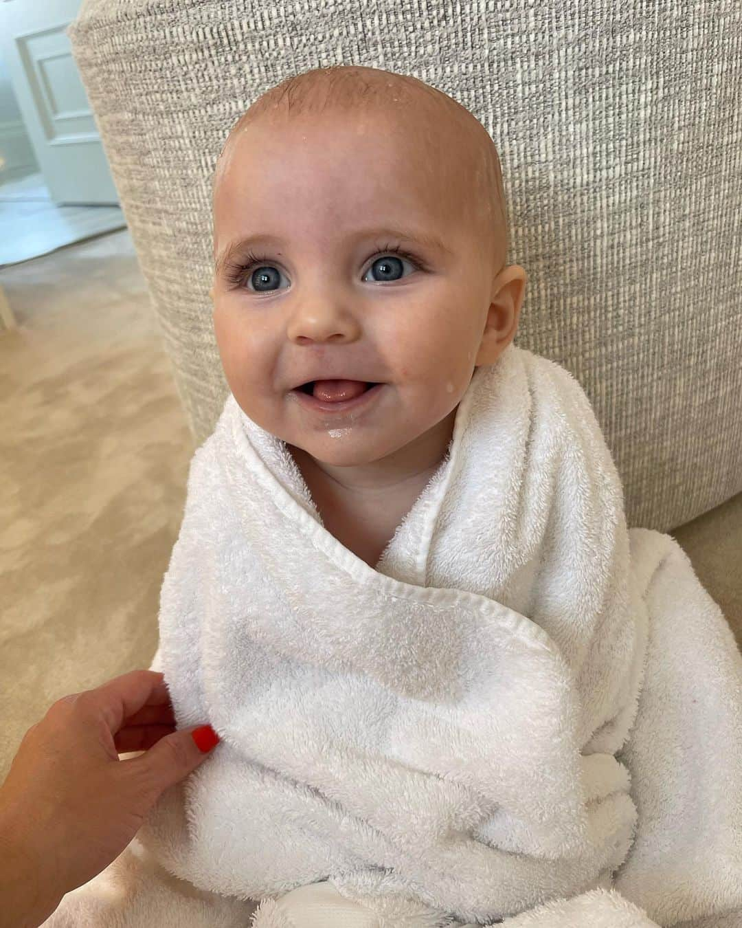 ビリー・フェアーズさんのインスタグラム写真 - (ビリー・フェアーズInstagram)「Six months of loving you Margot 🤍 I still can’t believe my precious little darling is 6 months today 🥺 Time really does fly when your having fun 🥺🤍 The first photo I took this morning and the second was the day she was born 🤍」6月2日 19時11分 - billieshepherdofficial