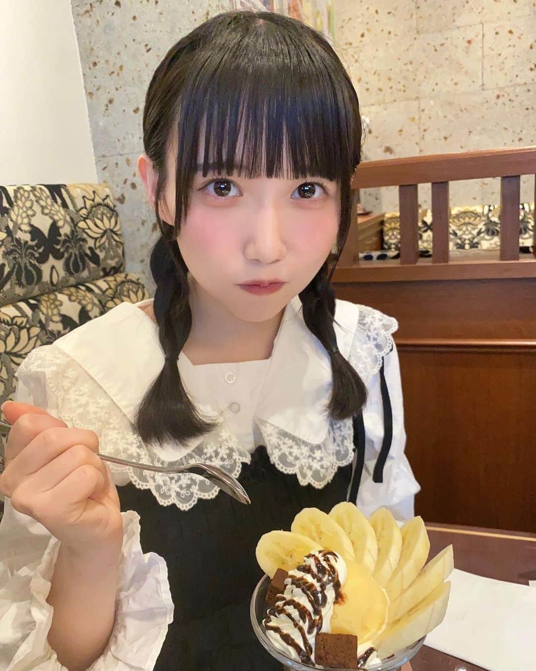 のインスタグラム：「パフェ好き👊🏻調子がいい時にいっぱい食べたい👊🏻  #アイドル #grl購入品 #三つ編み #三つ編みアレンジ #パッツン前髪 #ブラウス #ブラウスコーデ」