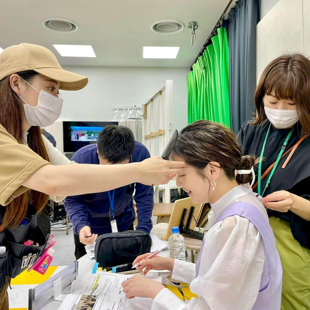 佐竹美希のインスタグラム：「今週もお疲れ様でした！  皆さんの地域は、雨☔️は大丈夫ですか？ 東京はザーザー降りです。  そんな季節も楽しめるように ネイルを梅雨仕様にしてみました💠  気象情報に気をつけて 良い週末をお過ごしください😌  #ワシんとこポスト #BSよしもと #BS #吉本 #吉本興業 #吉本興業東京本部 #ニュース #ニュース番組 #ニュースショー #ニューススタジオ #スタジオ #梅雨ネイル #ミラーネイル #梅雨 #あじさい #あじさいネイル #アジサイ #紫陽花  #BSよしもとアナウンサー #アナウンサー  #本番10分前の様子 左から #メイク さん #ディレクター さん #スタイリスト さん  #ハイライトいい感じに出てきた」