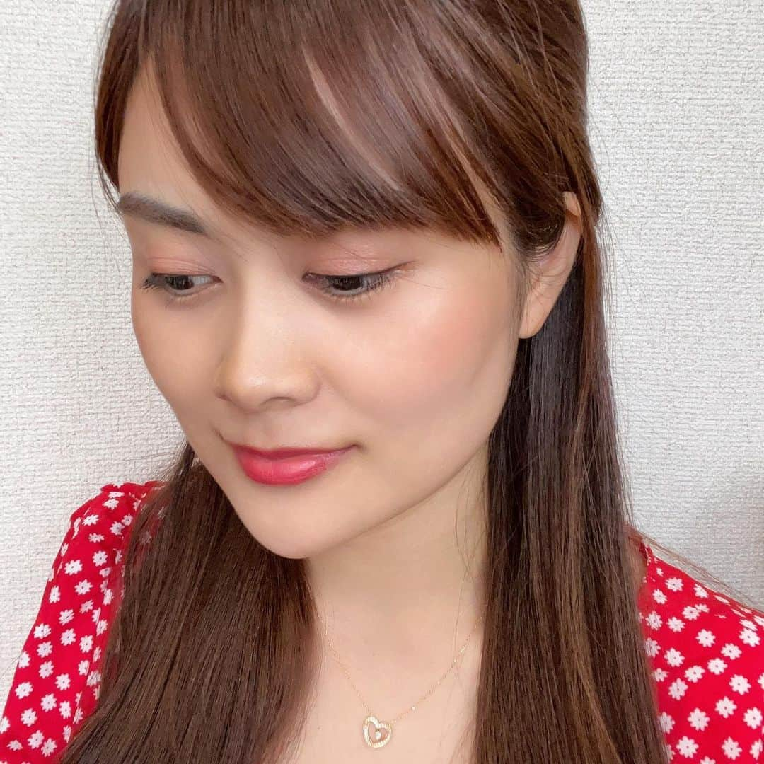 野本愛さんのインスタグラム写真 - (野本愛Instagram)「最近お気に入りのコスメ紹介💛  クッションファンデを使ってたら 艶感やカバー力はいいんだけど 炎症性のニキビが何個もできちゃって これはダメだと思って コフレドール @coffret_dor_official の パウダレスウェットに変えました🥰✨✨  カラーは7色ある中から オークルCを選んだよ❣️❣️ 大体カラー展開って3色のところが多いけど 7色だから本当に自分に合う色が 見つかりやすい✨ 大手企業の資金力が有るからこその 7色展開ありがたい😆😆  パウダーファンデなのに カバー力が高くて お肌を均一で綺麗に見せてくれるの🥰❤️❤️  カバーしてるのに 厚塗り感がでないから 素肌が綺麗な人に見えます😆✨  ただ艶感は出ないから、 ハイライトパウダーで ツヤを足してます✨💎✨  30代にとっては 美しいお肌作りが命なので🥰❤️❤️❤️  クッションファンデだと 肌荒れるけど パウダーだと物足りない人に おすすめしたいファンデーション✨✨  紫外線防止はSPF12 PA++で 低めだから 防止レベルの高い化粧下地をつけて 使うといいと思います💕💕  ケースはコフレドールではなく @twany_jp ✨  トワニーの方がピンクで可愛いし 小さくてポーチに入れやすいので このケースにしました❣️  コフレドールとトワニーは 同じカネボウだから ケースが違っても入るんだよね✨  リップは @diorbeauty の ルージュディオール028 ACTRICE SATIN💄  春夏ファッションにも合う 華やかなピンク💕  どっちも買って本当によかった✨  #コフレドール #コフレドールファンデ #パウダレスウェット #パウダーファンデーション #ファンデーション #ディオールリップ #ルージュディオール #ディオールコスメ #美肌メイク #30代メイク 30代コスメ #美肌作り #コスメレビュー #おすすめコスメ #コスメ購入品 #coffretdor #rougedior」6月2日 19時16分 - himemode