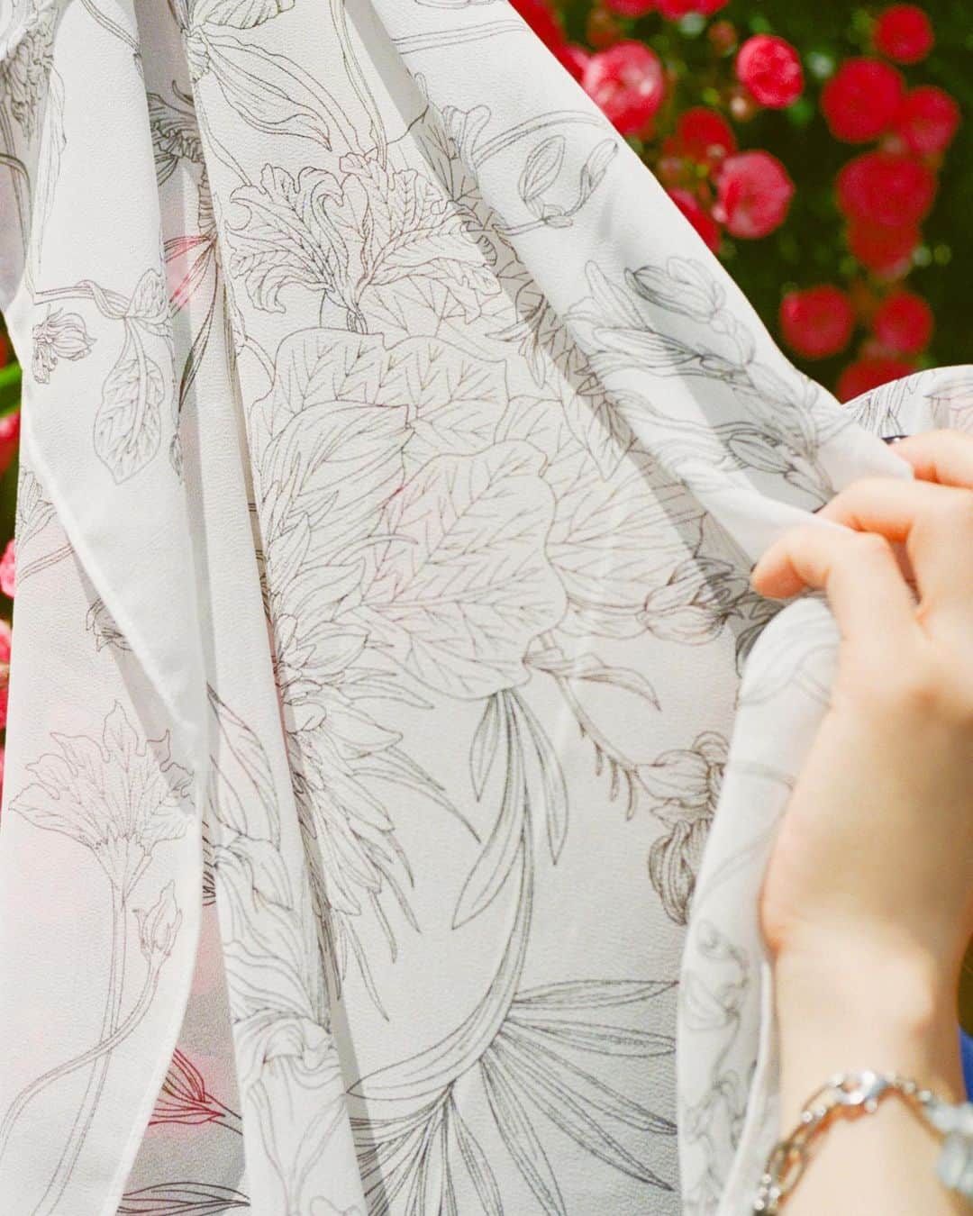 のインスタグラム：「Original Scarf  “Your own secret garden“  MURRALオリジナルスカーフがラインナップに初登場。  夏のスタイリングを昇華させるスカーフ。デザイナー関口による手描きのバースデーフラワーモチーフが大胆かつ繊細に広がります。  自分自身へ、大切な誰かへのギフトとしてもご利用頂けます。 新しい季節の始まりへ。  #MURRAL #23SS」