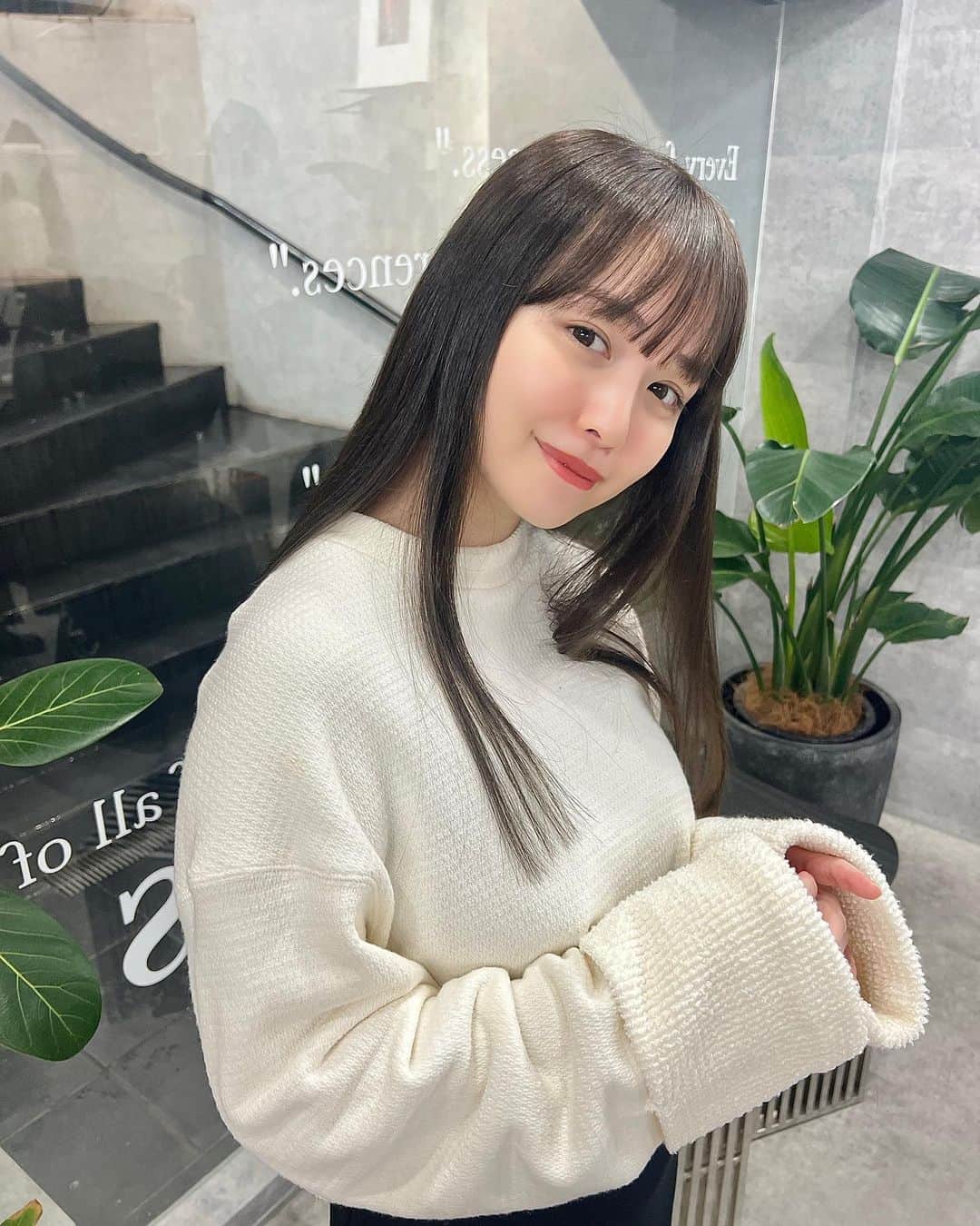 菅本裕子さんのインスタグラム写真 - (菅本裕子Instagram)「久しぶりにヘアカラー❤️ ⁡ いつも通ってる表参道のnoos！ 担当は根本さんです🫶 夫も通ってて、本当に仲良しなんです☺️ @nemo_noos  ⁡ 今回も、、というか私ずっと リーフグレージュというカラーにしてもらってます！根本さんオリジナルカラー！ ⁡ グレージュなんだけど、、 なんか、オリーブ？味があるというか、、 透明感あるのに暗めというか、、 ⁡ とにかく最高カラーです。 今回もミネコラトリートメントしてもらいました！つるつるサラサラ😭 ⁡ 前髪は少し短めにしてみました！ どうかなあ😎 ⁡ 今夜は、トリーバーチさんとのコラボ配信を行います！20:30〜配信です。店舗でリアルにお買い物します！ぜひ見に来てくださいね❤️ ⁡」6月2日 13時46分 - yukos0520