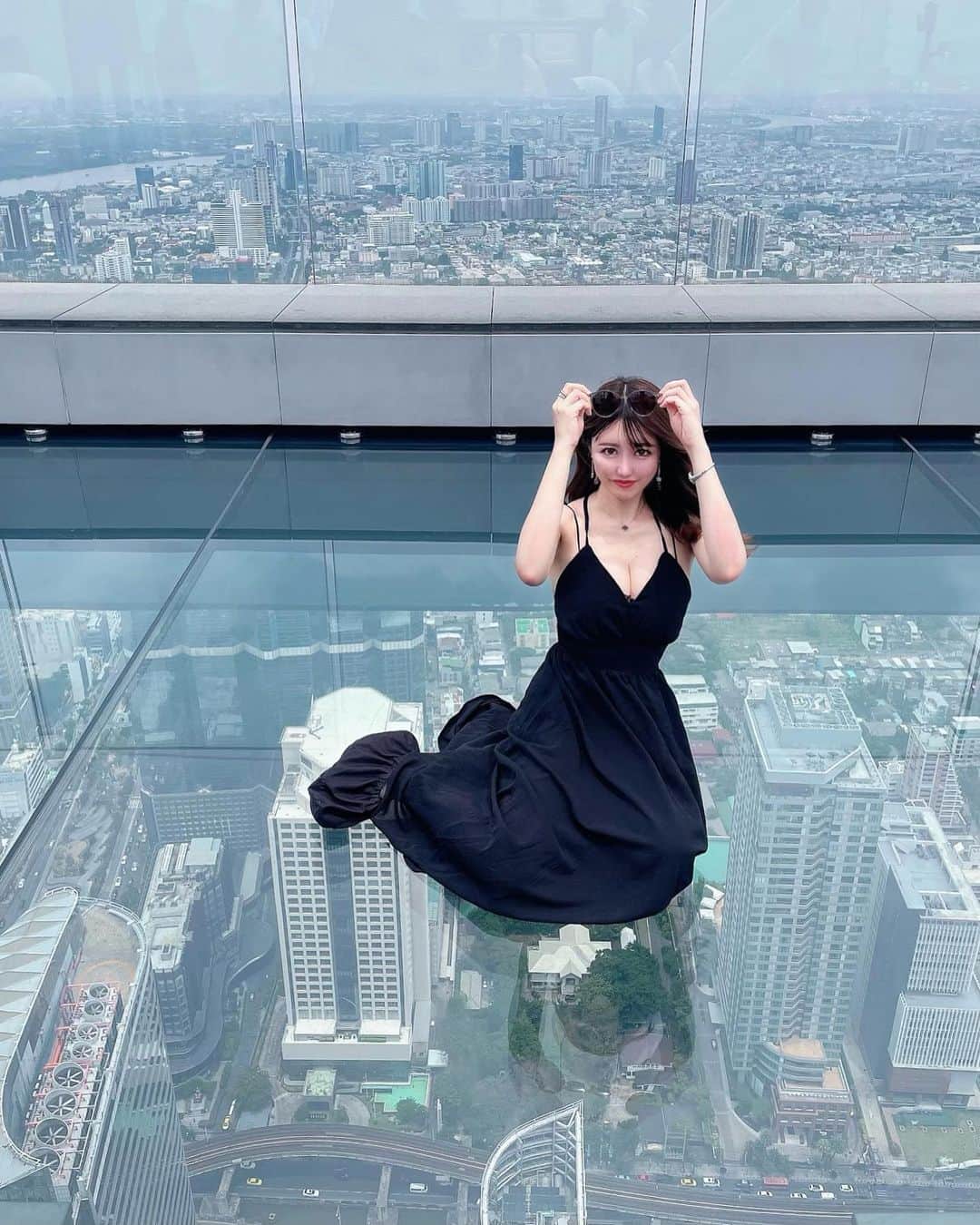 のインスタグラム：「🇹🇭 ⁡ マハナコンタワーのスカイウォーク🏙️に 行った時💓🙆‍♀️ ⁡ 最上階の７８階の景色はすごかった✨٩( ᐛ )و ⁡ 足元見たらスケルトンでちょっと怖かったけど 楽しかったです🤭♥︎ ⁡ この時着ていた背中空きが可愛いワンピースは @shein_japan @shein_official  だよ🫶🏻 商品🆔 7059972 ⁡ 今クーポンコード：aya1520を入力すると ※6000円以下は15%オフ、 6000円以上のご購入で20％オフに🉐 ※有効期限：2023/06/30まで ⁡ チェックしてみてね🔍 ⁡ #SHEINコーデ #SHEIN #SHEIN購入品 #今日のコーデ #OOTD  #ドレス#ワンピース#高身長女子 #𝟣𝟨𝟪𝖼𝗆コーデ #30代コーデ #30代ファッション」