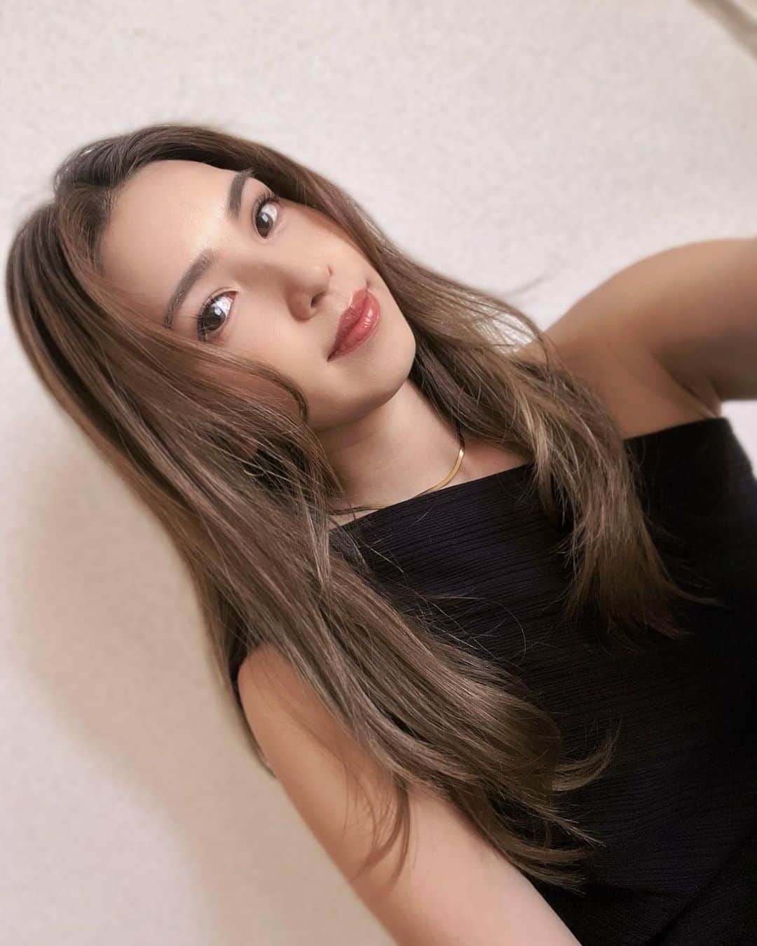 来夏のインスタグラム：「#🌈 屋外イベントが増えて 私には嬉しい季節なんだけど 太陽サンサン浴びて 梅雨もやってきて 特にヘアダメージ受けやすい時期🌤️☔️  30代になって特に、 肌も髪も 季節ごと 日ごとに コンディションの違いに敏感になった、 というか変わったが正しいか😅  この時期広がりやすい私の髪に  今はいつものヘアケアにプラスして バリアトリートメントを✨ とぅるん と まとまる感じ😉  #エッセンシャル #バリアトリートメント  #PR」
