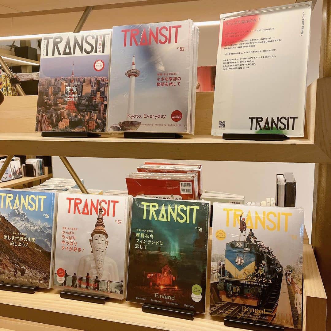 銀座 蔦屋書店さんのインスタグラム写真 - (銀座 蔦屋書店Instagram)「【フェア】TRANSIT 15周年フェア「やっぱり旅が好き！」  2008年に創刊したトラベルカルチャーマガジン「TRANSIT」は、今年15周年を迎えました。  消えゆくもの、変わらないもの、独自のもの、普遍的なもの……。  地球上に散らばる、この先も残していきたいものを探し求めて旅をつづけ最新号のメキシコ特集で60号を数えます。  今回、銀座蔦屋書店ではトラベルカルチャーマガジン「TRANSIT」の15周年を記念し、「やっぱり旅が好き！」フェアを開催いたします。  これまでのバックナンバーはもちろん、Tシャツやキャップなど旅を共に楽しむグッズも展開いたします。  次の旅先をこの本棚から見つけてみてはいかがでしょうか。  【フェア】TRANSIT 15周年フェア「やっぱり旅が好き！」 会期 2023年6月1日(木) - 2023年6月30日(金) ※終了日は変更になる場合があります。 時間 10:30～21:00 場所 銀座 蔦屋書店 BOOK売場(トラベル) 主催 銀座 蔦屋書店 問い合わせ先 03-3575-7755  ▶詳細はこちら https://store.tsite.jp/ginza/event/travel/33979-1003110531.html    #TRANSIT #transitmagazine #トランジット #旅行 #旅行好き #旅行大好き #海外旅行好き #tokyo #tokyobookstore #bookstore #bookshop #prettybookplaces #gsix #ginzasix #銀座 #蔦屋書店 #ginza #銀座蔦屋書店 #ginzatsutayabooks #tsutayabooks @transitmagazine」6月2日 21時20分 - ginza_tsutayabooks