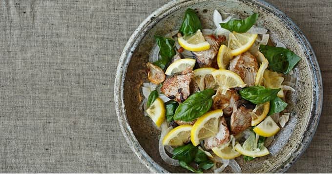 暮らし上手のインスタグラム：「今日の晩ごはんに『カツオの塩レモンマリネ』はいかがですか？  荻野恭子さんの『カツオの塩レモンマリネ』は、旬のカツオを彩りよく仕上げて。カリカリッと香ばしく焼いたニンニクと、レモンの香り、そしてバジル。三つの香りを重ねたカツオは格別の美味しさ。冷蔵庫で冷やして食べても美味しい。 ------------------------------ 調理時間：20分（時短）  材料 （ 2人分 ） カツオ（刺身用） …１８０ｇ 玉ねぎ（薄切り） …１/２個分 バジル …２枝 ニンニク（薄切り） …１片分 オリーブ油 …大さじ２ 塩 …適量 こしょう …適量 醤油 …適量 ＜レモン塩＞ レモン …１個（できれば国産のもの） 塩 …小さじ１  ------------------------------  レシピの詳細はプロフィールページからどうぞ！  #Kurashi #暮らし上手 #晩ごはん #レシピ #簡単レシピ #カツオ　 #玉ねぎ #バジル　 #ニンニク　 #レモン #カツオの塩レモンマリネ」