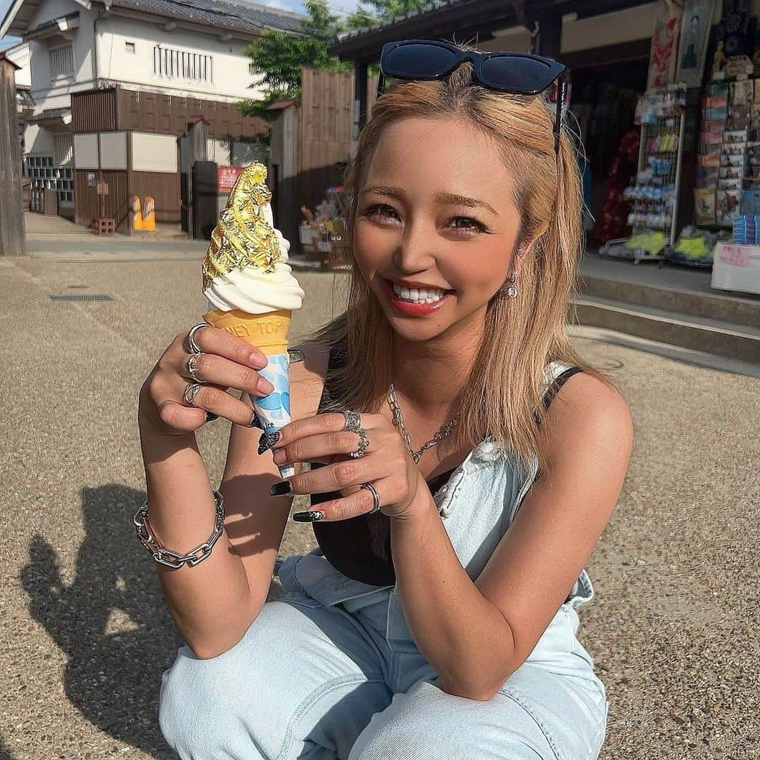 MII MAMAさんのインスタグラム写真 - (MII MAMAInstagram)「. . . 金箔そふとくりーむ🍦💛 . 1こ1200円えぐいてぇー! ------------------------------------------ 🔎White Style mi mama 良かったらチャンネル登録お願いします🙇🏽‍♀️ #YouTube#ユーチューバー#主婦ユーチューバー#MIIMAMA#チャンネル登録お願いします#2児ママ#年子ママ#ギャルママ#ぎゃるまま#アラサーママ#アラサー#30代#30代ママ#ホワイトインテリア#モノトーンインテリア#シンプルな暮らし#収納#ホワイト収納#イチナナ#イチナナライバー#専属ライバー#主婦ライバー#17LIVE#主婦YouTuber#ママYouTuber#ママライバー#幼稚園ママ#小学生ママ」6月2日 14時06分 - miimamachannel