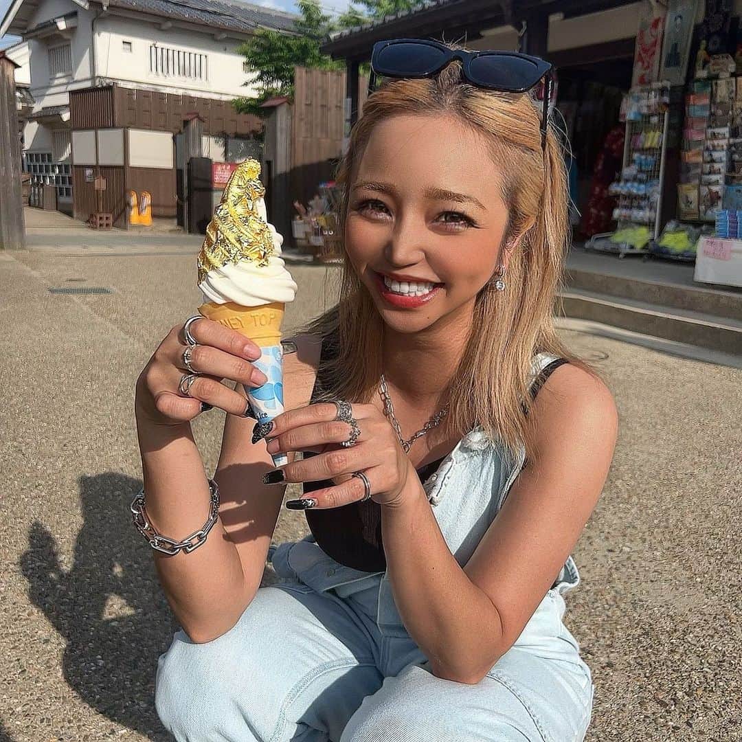 MII MAMAのインスタグラム：「. . . 金箔そふとくりーむ🍦💛 . 1こ1200円えぐいてぇー! ------------------------------------------ 🔎White Style mi mama 良かったらチャンネル登録お願いします🙇🏽‍♀️ #YouTube#ユーチューバー#主婦ユーチューバー#MIIMAMA#チャンネル登録お願いします#2児ママ#年子ママ#ギャルママ#ぎゃるまま#アラサーママ#アラサー#30代#30代ママ#ホワイトインテリア#モノトーンインテリア#シンプルな暮らし#収納#ホワイト収納#イチナナ#イチナナライバー#専属ライバー#主婦ライバー#17LIVE#主婦YouTuber#ママYouTuber#ママライバー#幼稚園ママ#小学生ママ」