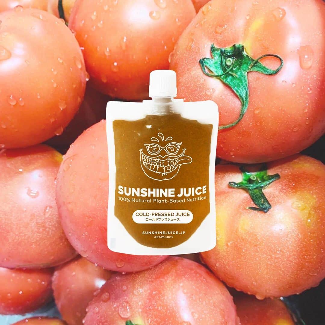 Sunshine Juiceのインスタグラム：「. スペシャルジュース「トマトガスパチョ🍅」冷凍ができました！  これから梅雨を迎え蒸し暑い日の朝にとても美味しいジュースです！  リコピン豊富な今が旬のトマトをぎゅっと搾って、みなさんが知っている「赤い」とまとジュースではないですが、トマトの味が詰まったさっぱり美味しいブレンドとなっています。  美肌や風邪予防に役立つビタミンC、老化を抑制するビタミンE、むくみの予防効果があるカリウム、腸内環境を整える食物繊維などをバランス良く様々な栄養素を含んでいます。   また「食べる日焼け止め」とも言われているトマト。夏が始まる前の早めの紫外線対策もこれを飲めばばっちり😎  トマトにプラスして、むくみに効くきゅうり、代謝の上がる生姜、ビタミンCたっぷりのレモンと組み合わせ、少しの塩で味を引き締めた冷たいスープのようなジュースです。  オンラインショップより数量限定で発売中です！ぜひ飲んでみてください🌞  NEW JUICE TOMATO GAZPACHO! tomato/ginger/cucumber/lemonsalt. great hydration for humid rainy season in japan!  #sunshinejuice#stayjuicy#coldpressedjuice#juicecleanse#tomato#リコピン#トマトガスパチョ#飲む日焼け止め#トマト#コールドプレスジュース#デトックス#ファスティング」