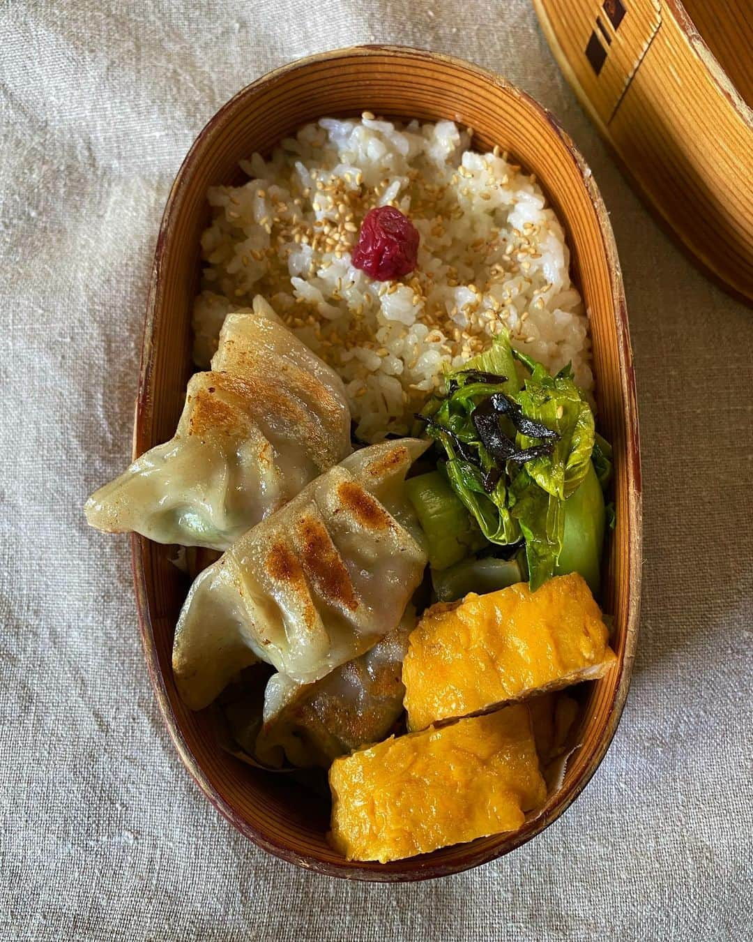 aomojiのインスタグラム：「今日の弁当  小松菜ネギ大葉豚肉ロース入り 全粒粉皮の焼き餃子 小松菜とセロリ葉のお浸し塩昆布和え だし巻き卵焼き 玄米入りご飯梅干し  #お弁当#サラメシ弁当 #曲げわっぱ弁当 #まげわっぱ #大館曲げわっぱ #大館工芸社 #暮らし#日々#餃子弁当 #家族弁当#obento #lunchtime #lunchbox #yummy #japanesefood #foodstagram #foodporn #life #homemade #handmade #aomojibento」