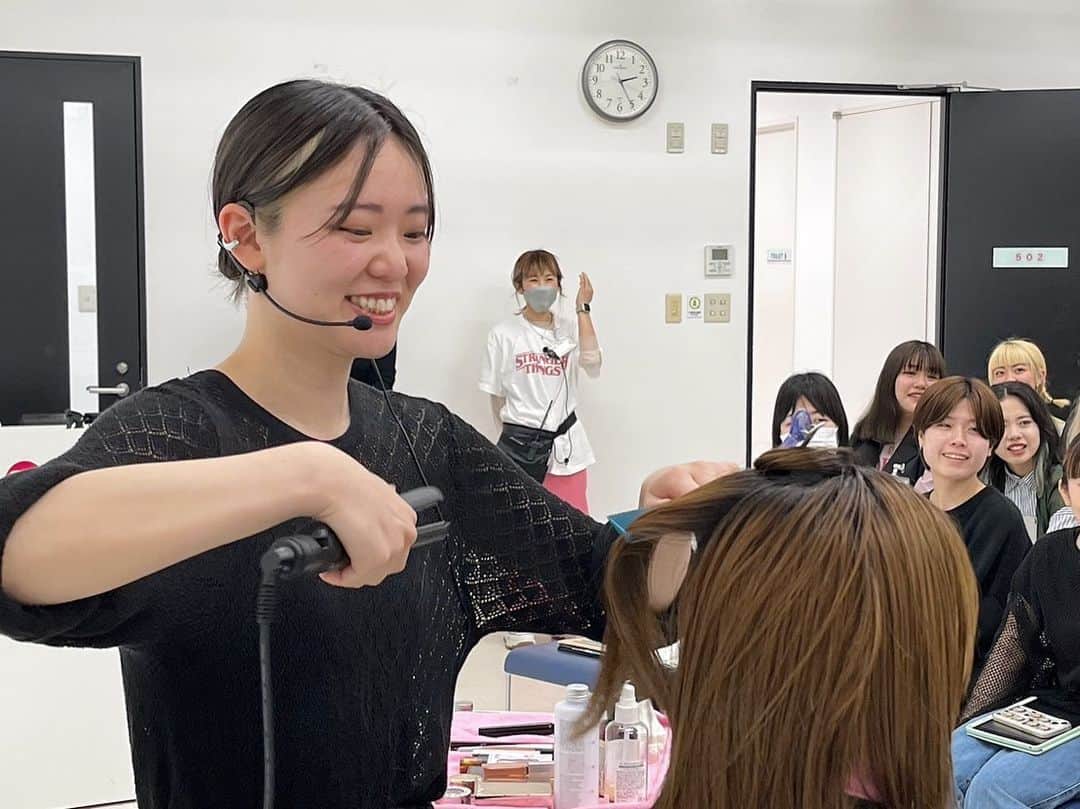 東京ベルエポック美容専門学校さんのインスタグラム写真 - (東京ベルエポック美容専門学校Instagram)「美容師科TOPサロンゼミ💇🏻‍♀️ ※TOPサロンゼミとは美容業界の第一線で活躍中のプロから直接教わる特別授業  高いカット技術を持つ美容室 『AI TOKYO Rita』のTakuさんとERIKAさんによる特別授業✨   店長/ディレクター　Takuさん @aitokyo_takuya   スタイリスト ERIKAさん @aitokyo.erika   Takuさんからはメンズカット、ERIKAさんからはレディースカットを教えていただきました！！ 学生の皆さん、高い技術に終始釘付けでした🫧  Takuさん、ERIKAさん、 貴重なお時間ありがとうございました！  #aitokyo##東ベル#東京ベルエポック美容専門学校#美容専門学校ベルエポック東京校#美容学生#美容専門学校#美容学校#美容進学 #美容垢#美容師#美容垢さんと繋がりたい#美容師なりたい#オープンキャンパス#美容師#ヘアアレンジ#ヘアセット#ヘアメイク#アイリスト#アイデザイナー#ヘアメイクアーティスト#ブライダルヘアメイク#トータルビューティ#スタイリスト#エステティシャン#メイクアップアーティスト #東京ベル#ljk #sjk #fjk #高校生男子  --------------- 『東ベルパンフレットのご請求/オープンキャンパス予約』こちらから💁‍♀️💁‍♂️ @tokyo_belle」6月2日 14時23分 - tokyo_belle