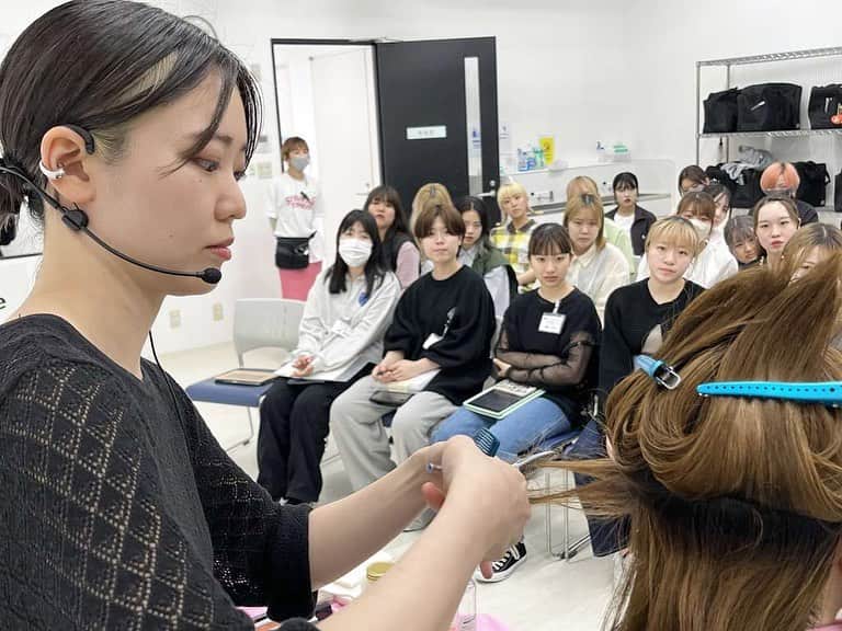 東京ベルエポック美容専門学校さんのインスタグラム写真 - (東京ベルエポック美容専門学校Instagram)「美容師科TOPサロンゼミ💇🏻‍♀️ ※TOPサロンゼミとは美容業界の第一線で活躍中のプロから直接教わる特別授業  高いカット技術を持つ美容室 『AI TOKYO Rita』のTakuさんとERIKAさんによる特別授業✨   店長/ディレクター　Takuさん @aitokyo_takuya   スタイリスト ERIKAさん @aitokyo.erika   Takuさんからはメンズカット、ERIKAさんからはレディースカットを教えていただきました！！ 学生の皆さん、高い技術に終始釘付けでした🫧  Takuさん、ERIKAさん、 貴重なお時間ありがとうございました！  #aitokyo##東ベル#東京ベルエポック美容専門学校#美容専門学校ベルエポック東京校#美容学生#美容専門学校#美容学校#美容進学 #美容垢#美容師#美容垢さんと繋がりたい#美容師なりたい#オープンキャンパス#美容師#ヘアアレンジ#ヘアセット#ヘアメイク#アイリスト#アイデザイナー#ヘアメイクアーティスト#ブライダルヘアメイク#トータルビューティ#スタイリスト#エステティシャン#メイクアップアーティスト #東京ベル#ljk #sjk #fjk #高校生男子  --------------- 『東ベルパンフレットのご請求/オープンキャンパス予約』こちらから💁‍♀️💁‍♂️ @tokyo_belle」6月2日 14時23分 - tokyo_belle
