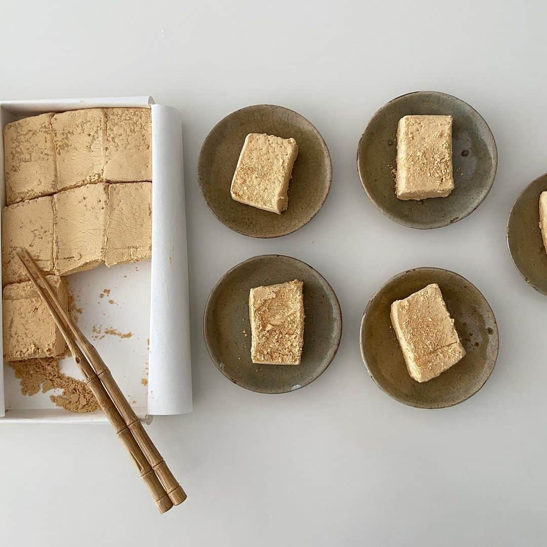 渡辺有子さんのインスタグラム写真 - (渡辺有子Instagram)「これ、おいしかったなぁ。 羽二重にきな粉というシンプルさ。  「鍵屋良房」鍵もち、また食べたい。」6月2日 14時23分 - yukowatanabe520