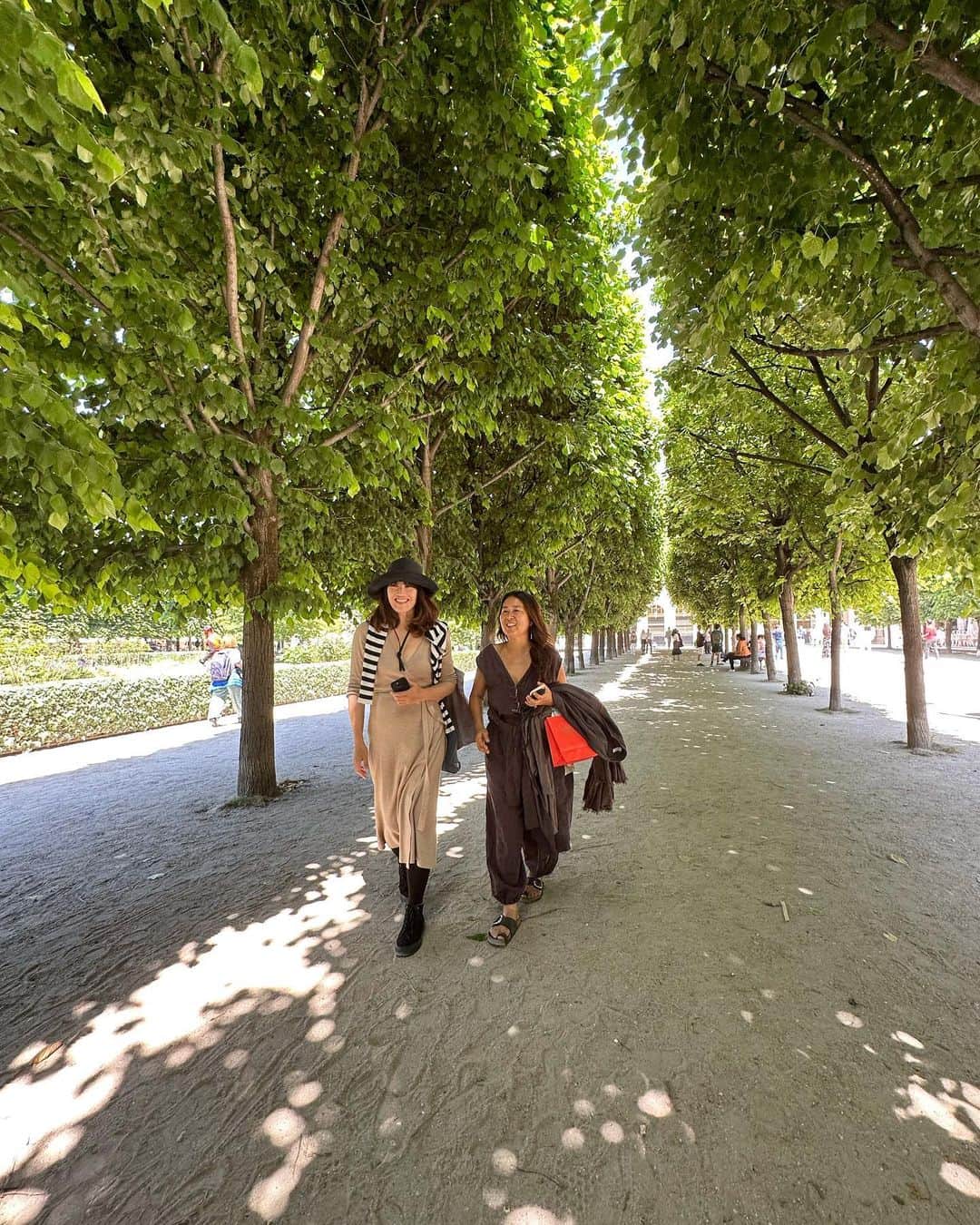早坂香須子さんのインスタグラム写真 - (早坂香須子Instagram)「パリに来ています🇫🇷  4年ぶりの海外、7年ぶりのフランス❗️  旅の友は画家の山崎美弥子さんと、世界中をアテンドしてきた旅のプロ・美矢川ゆきちゃん ✨ @miyakoyamazaki  @happy_travel_lover   嬉し過ぎて楽し過ぎて、毎日歩き回ってるんですが、友達に会い過ぎて、笑える😂 @petitefamille  @dodo_chiharu  #paris#香須子旅」6月2日 14時33分 - kazukovalentine