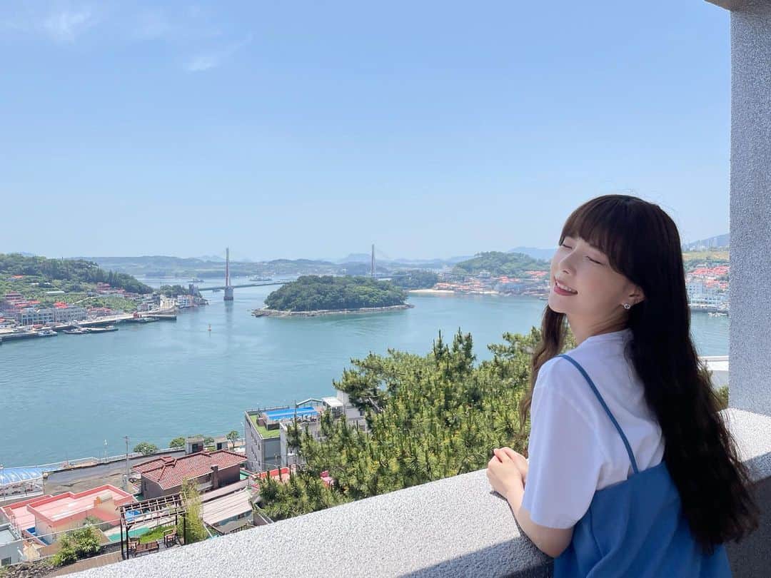 ヘミ のインスタグラム：「날이 너무 좋은거 아니냐구🥰 바다 너무 예쁜거 아니냐구☺️」