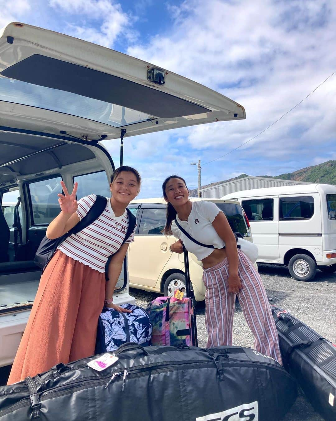 大村 奈央さんのインスタグラム写真 - (大村 奈央Instagram)「#roxyteamtrip 9回目の引率遠征は #新島 🇯🇵 今回は人数が少なかったので、ゆっくり流れる島時間の中で、たくさんお話ができる遠征でした☺️ ただ最後は台風の影響で、慌ただしく船の変更をしながら帰路へ。 電話をしてくれたり、地図を開いてくれたり、私が引率するのではなく一緒に助けてくれる部分も多くあって無事帰宅できました。 今回も助けてくれた方々、ありがとうございました😊 次もまたすぐ、4日後に #roxyteamtrip 始まります✈️ ちなみに私たちが最初と最後に着てる半袖、かわいいよ〜！ @roxyjapan #roxy」6月2日 14時56分 - naoomura