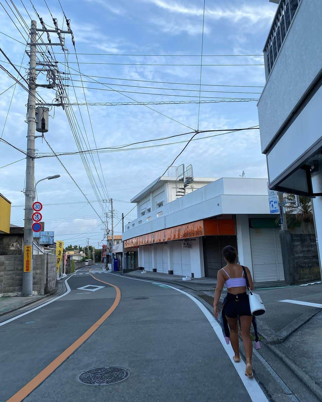 大村 奈央さんのインスタグラム写真 - (大村 奈央Instagram)「#roxyteamtrip 9回目の引率遠征は #新島 🇯🇵 今回は人数が少なかったので、ゆっくり流れる島時間の中で、たくさんお話ができる遠征でした☺️ ただ最後は台風の影響で、慌ただしく船の変更をしながら帰路へ。 電話をしてくれたり、地図を開いてくれたり、私が引率するのではなく一緒に助けてくれる部分も多くあって無事帰宅できました。 今回も助けてくれた方々、ありがとうございました😊 次もまたすぐ、4日後に #roxyteamtrip 始まります✈️ ちなみに私たちが最初と最後に着てる半袖、かわいいよ〜！ @roxyjapan #roxy」6月2日 14時56分 - naoomura