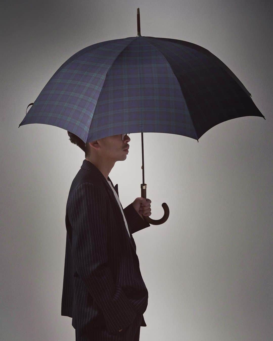 安達雄基さんのインスタグラム写真 - (安達雄基Instagram)「amesugoi☂️  こちらは先日広告のお仕事でのお写真📷 映像撮りだけかと思ってたらスチール撮影もあったのでいい感じに撮ってもらいました。  #foxumbrellas#tapdance#タップダンス#安達雄基#台風ジェネレーション#感謝カンゲキ雨嵐 #皆さんお気を付けて」6月2日 14時56分 - yuki_adachi_tap