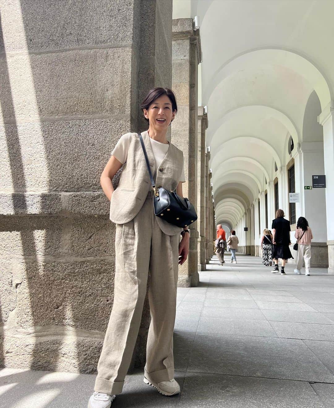 鈴木保奈美さんのインスタグラム写真 - (鈴木保奈美Instagram)「由夏さん　@yukaitaya  のシンメ　@sinmedenim  のセットアップが美術館の壁とぴったり過ぎて、ついついポーズをとってしまった。カメラマンは娘です。 それにしてもスペインの生ハムは美味しかったのだ。  @museoreinasofia」6月2日 14時56分 - honamisuzukiofficial