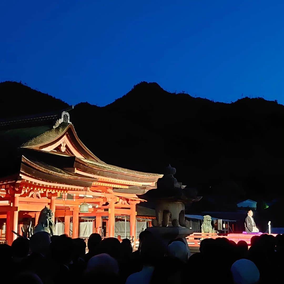 林家たい平のインスタグラム：「厳島神社国宝高舞台で、奉納落語をさせていただきました。夢のようなひとときでした。」