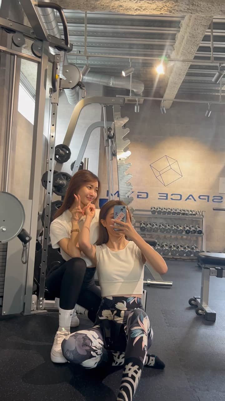 美舞のインスタグラム：「. . @peaaach0201 との戦い　💣💣 トレーニングとはトレーナーとの戦いである。 負けるわけにはいかないのだが、 私の最後の一言をお聞きください😢😹ww . #トレーニング #トレーニングウェア　#トレーニング女子 #トレーニング動画 #ワークアウト　#パーソナルトレーニング」