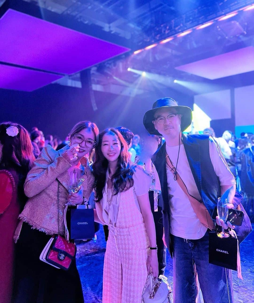 神崎恵のインスタグラム：「・ 会いたいなぁと思っていた方々の久しぶりのお顔にも元気をもらえた時間でした。 アコさん　@akoakotanaka とは今お料理本を作っています。 出来上がるのが、とってもたのしみなんです☺️ 青木さんに @aokiyoshifumi  「神崎さん。今年はものすごくいい流れです‼︎来年もますますいいですよ‼︎」と嬉しい言葉をいただき。にんまり。 嬉しいことは信じて、さらによくなるよう努力することにします🫡✨あー。なんだか、元気出た。  #chanel」