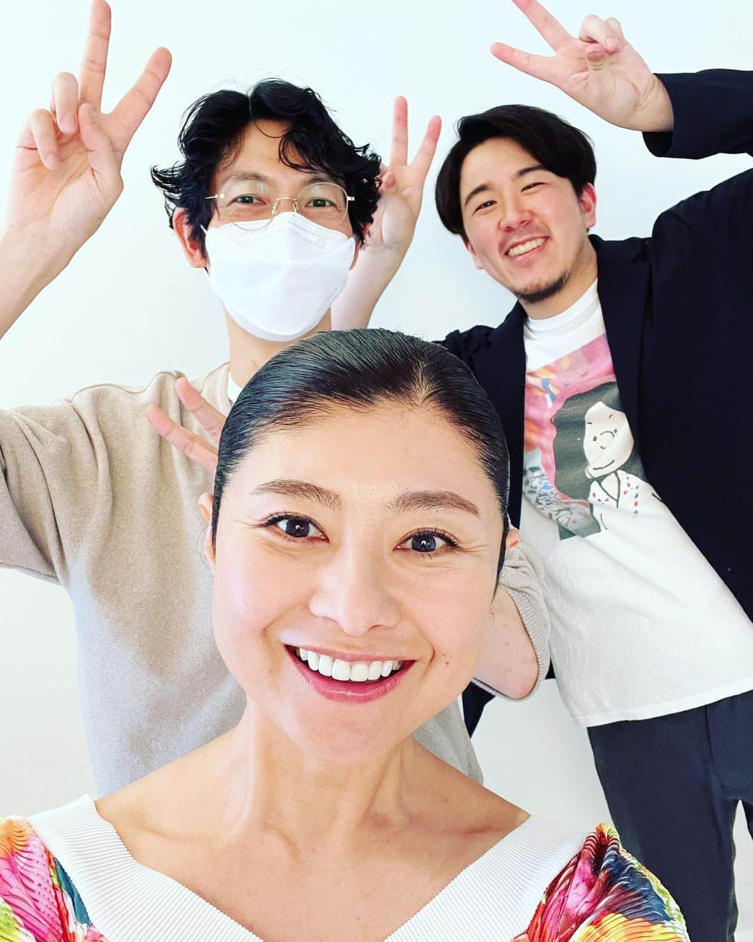 間々田佳子のインスタグラム：「撮影終わりました❣️  自分でいうのもなんですが… 毎日コアフェイストレーニングをしていると 顔の調子がd(-_^)good!!  メイクけいさん、撮影マルセルさん ご協力、ありがとうございます❣️  #コアフェイストレーニング #間々田佳子」