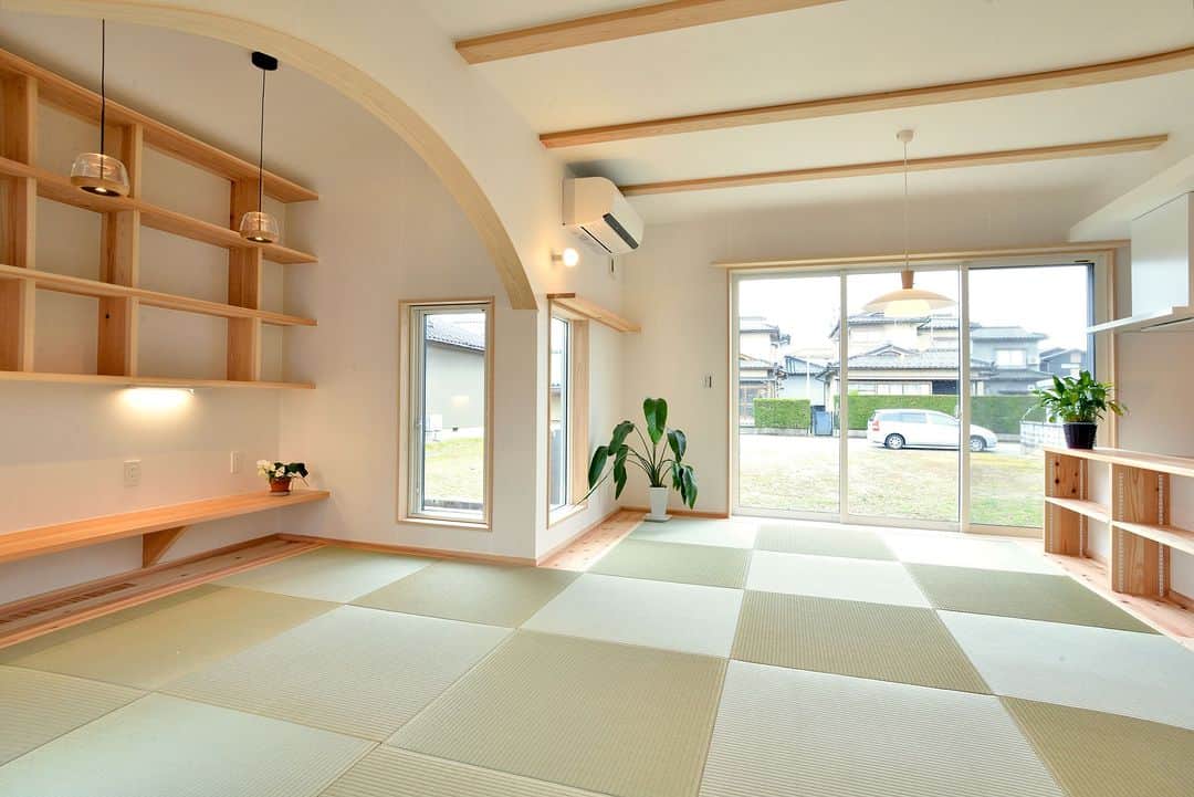 ミヤワキホームさんのインスタグラム写真 - (ミヤワキホームInstagram)「一階リビングは床一面に畳を敷き込みました  縁のない正方形のい草畳となります✨ 同じ畳ですが、向きを変えることで表情を演出しました✨  エアコン下はあえてカーテンボックスを取り付けて飾り棚としても利用できるようにしました🐰  家族が集う居心地の良い空間に仕上がりました！  床：畳(い草)  壁・天井：和紙  －－－－－－－－－－－－－－－－－－－－－－－ 他の施工事例はこちらから ➭➭➭ @miyawakihome #家づくり に役立つ情報を定期的に更新中 －－－－－－－－－－－－－－－－－－－－－－－  #畳リビング #畳スペース #くつろぎ空間 #い草 #和紙壁紙 #造作棚 #造作収納 #心地よい空間 #家づくりアイディア #失敗しない家づくり #後悔しない家づくり #収納アイディア #間取りの工夫 #自然素材の家 #無垢 #無垢材 #新築 #マイホーム #工務店がつくる家 #リフォーム #リノベーション #高岡工務店 #富山注文住宅 #高岡注文住宅 #高岡市 #木の家 #ミヤワキ建設 #ミヤワキホーム」6月2日 15時00分 - miyawakihome
