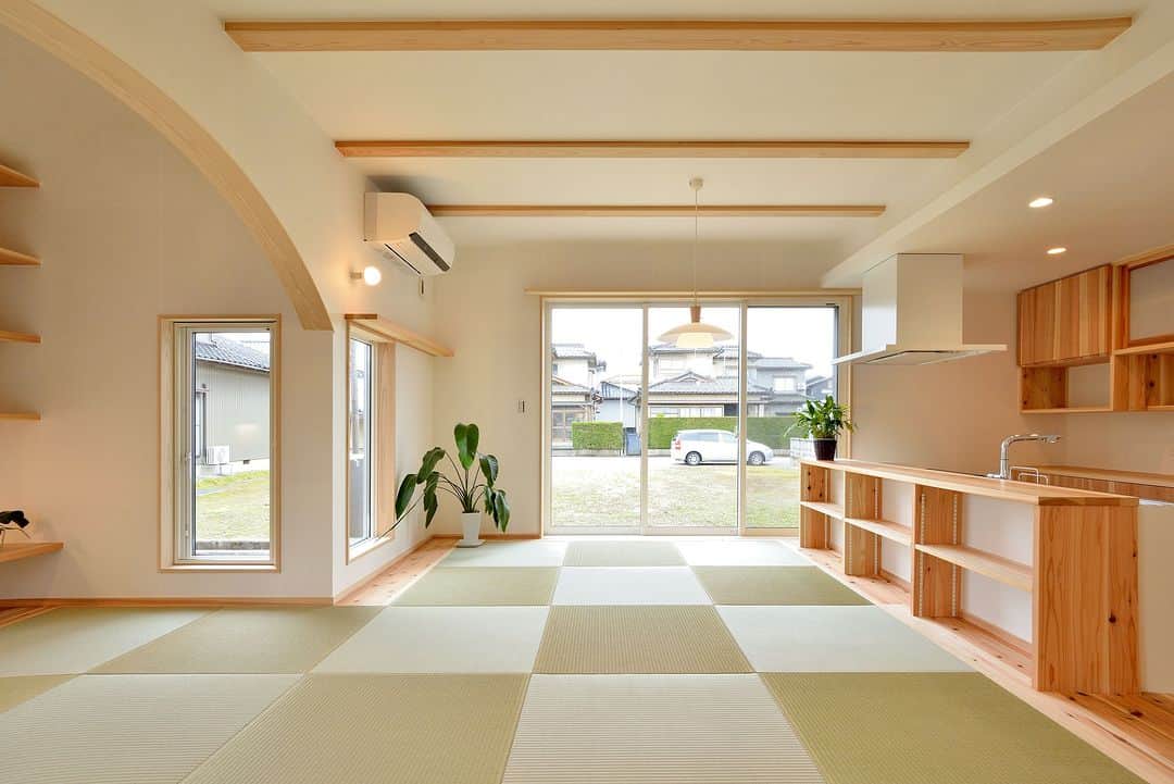 ミヤワキホームさんのインスタグラム写真 - (ミヤワキホームInstagram)「一階リビングは床一面に畳を敷き込みました  縁のない正方形のい草畳となります✨ 同じ畳ですが、向きを変えることで表情を演出しました✨  エアコン下はあえてカーテンボックスを取り付けて飾り棚としても利用できるようにしました🐰  家族が集う居心地の良い空間に仕上がりました！  床：畳(い草)  壁・天井：和紙  －－－－－－－－－－－－－－－－－－－－－－－ 他の施工事例はこちらから ➭➭➭ @miyawakihome #家づくり に役立つ情報を定期的に更新中 －－－－－－－－－－－－－－－－－－－－－－－  #畳リビング #畳スペース #くつろぎ空間 #い草 #和紙壁紙 #造作棚 #造作収納 #心地よい空間 #家づくりアイディア #失敗しない家づくり #後悔しない家づくり #収納アイディア #間取りの工夫 #自然素材の家 #無垢 #無垢材 #新築 #マイホーム #工務店がつくる家 #リフォーム #リノベーション #高岡工務店 #富山注文住宅 #高岡注文住宅 #高岡市 #木の家 #ミヤワキ建設 #ミヤワキホーム」6月2日 15時00分 - miyawakihome