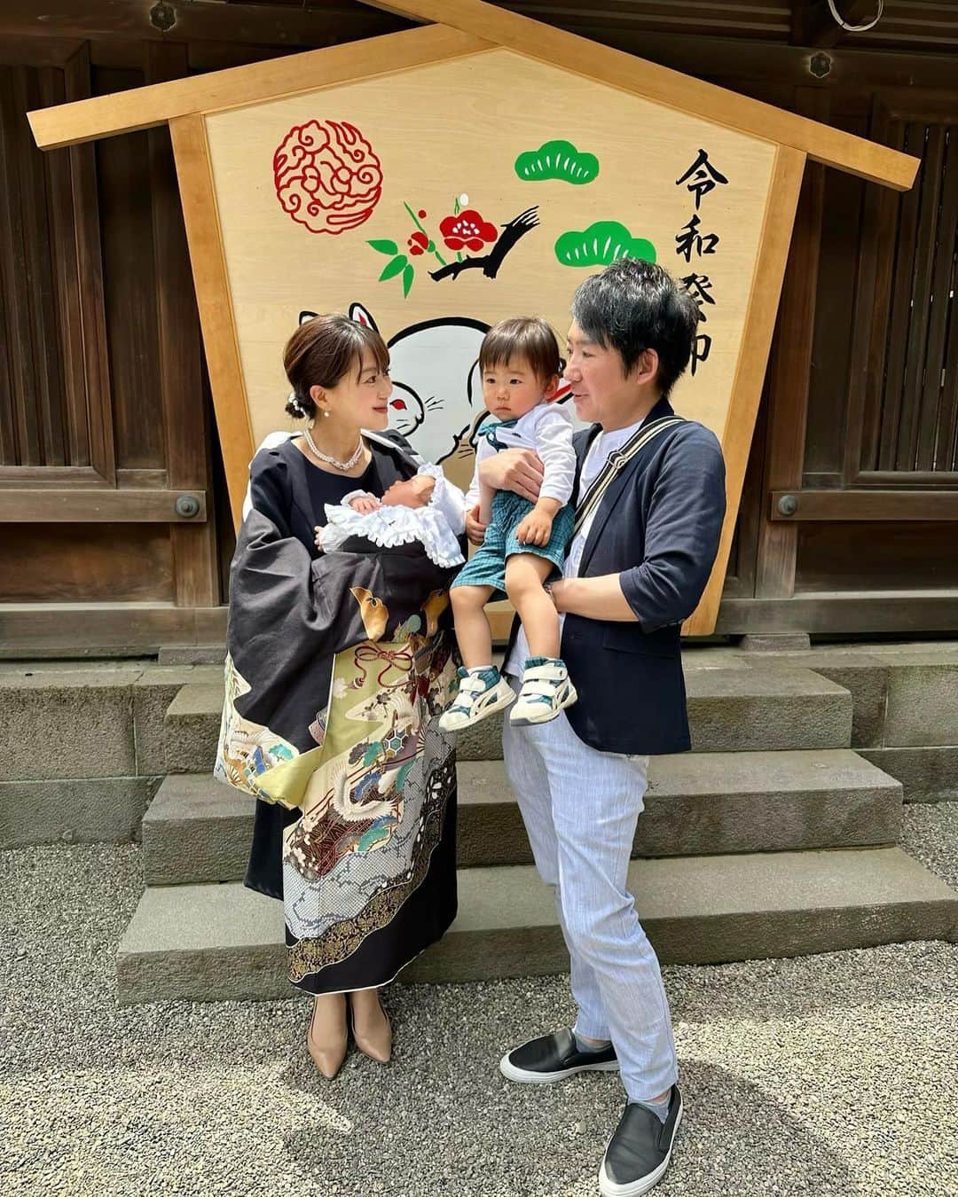 井上英里香さんのインスタグラム写真 - (井上英里香Instagram)「* 昨日は天候にも恵まれ、 👶🏻お宮参りを終えました🤍 * 長男は、弟へのジェラシーと 眠いのとで、家族写真は どれも仏頂面😭😭😭 *  * #初宮参り #お宮参り #氷川神社 #第二子 #男の子 #生後1ヶ月  #家族写真 #四人での写真は初めて #仏頂面ですみません #😅💦」6月2日 15時06分 - ribbonhome.erika