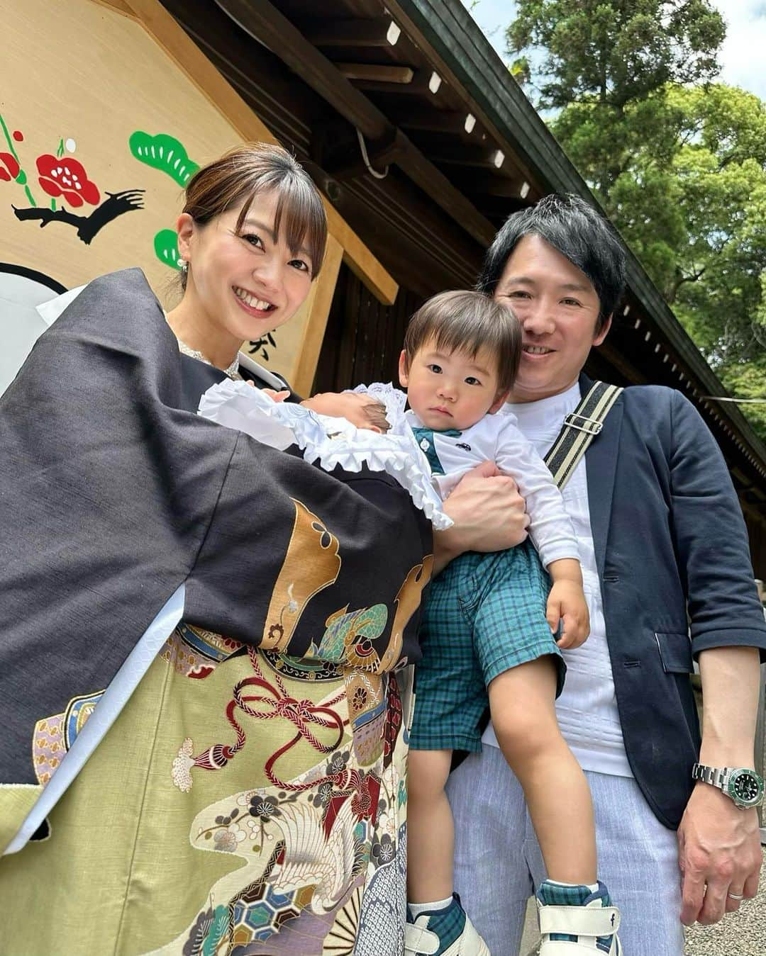 井上英里香さんのインスタグラム写真 - (井上英里香Instagram)「* 昨日は天候にも恵まれ、 👶🏻お宮参りを終えました🤍 * 長男は、弟へのジェラシーと 眠いのとで、家族写真は どれも仏頂面😭😭😭 *  * #初宮参り #お宮参り #氷川神社 #第二子 #男の子 #生後1ヶ月  #家族写真 #四人での写真は初めて #仏頂面ですみません #😅💦」6月2日 15時06分 - ribbonhome.erika