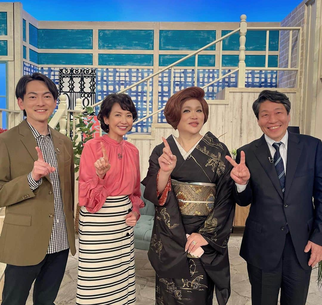 賀来千香子のインスタグラム：「こんにちは✨ 本日、6月2日(金) 夜8時から放送の、 『あしたも晴れ！人生レシピ』(NHK Eテレ) テーマは、 「しあわせおいしい！”だし”ライフ」です。  だしは、かりゅうやパックが便利ですよね。 でも自宅でとれば、香り豊かでうまみのあるものに！ 日本料理家の野崎洋光さんに、簡単なだしのとりかたを教えていただきます。  365日だしライフを送っている女性は、フレンチトーストなど洋食にもだしを活用。 減塩など、健康にもつながっているそうです。  さらにだしで人生が変わり、飲むだしの開発を手がけた人も！ だしの魅力は無限大！ うまみの秘密も専門家が解説します。  ゲストにIKKOさん。 講師に、甲南大学学長の伏木亨さんをお迎えしました。  だしが効いたお料理を口にした途端に、思わず！〝美味し〜い✨〟って唸ってしまいます🤣  先日、正にそういう事がありました✨  お気に入りのお寿司屋さんの、蛤のお出汁が効いたお味噌汁が美味しくて…😊 お寿司をたくさん‼️いただいた後なのに、別腹のようでした〜💓  美味しいお出汁は、極上の癒しにもなり、ホッとしますね🍀 今晩ぜひ！御覧下さいね🌟  そして、皆様、線状降水帯も発生しているようで、台風が心配ですね。 充分注意をなさってると思いますが、どうかくれぐれも御無理なさらず、お気をつけて行動されて下さいね。 被害が出ませんよう、願っています。 お大事になさって下さい。  早く治まりますように✨  #あしたも晴れ！人生レシピ #nhk #eテレ #だし #ikkoさん #伏木亨さん #野崎洋光さん #堀内賢雄さん #小澤康喬アナウンサー #賀来千香子 #chikakokaku」