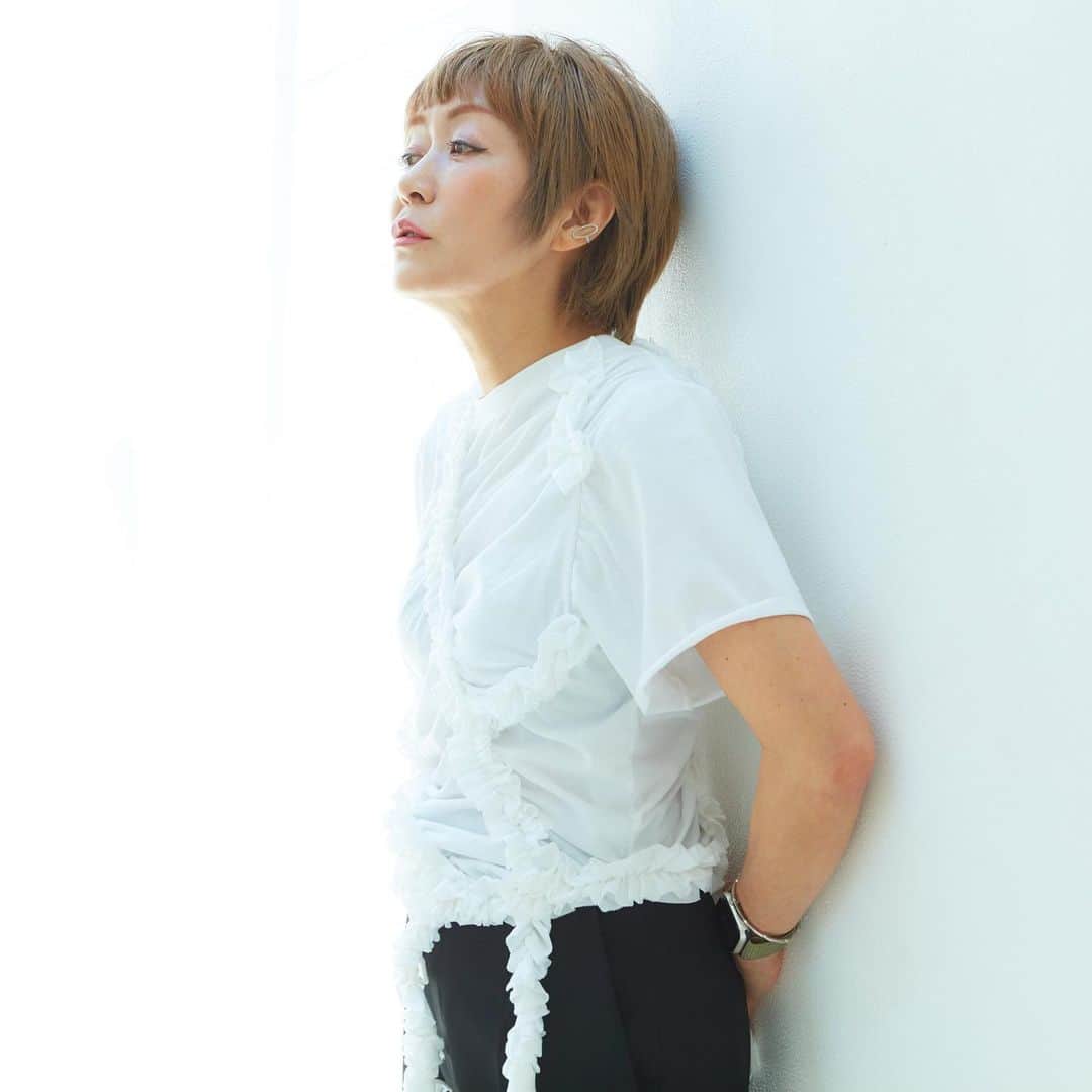 松尾たいこのインスタグラム：「《自分でいい、と思えるのって嬉しい》私の夫は、私が何か失敗をしても、怒りません。  済んだ事は仕方ない、ただ同じ失敗を繰り返さなければいいんだから。と言います。  基本的に、私がやりたいことに対して反対はしません。思うように好きにやればいいよと言います。 そうすると逆に私は慎重になり、自分のやりたいことに真剣に向き合うようになりました。  夫は私がネガティブな考えに取り込まれそうになるとポジティブな言葉をかけてくれます。  君の作品は素晴らしい。 年齢なんてただの数字だよ。などなど。  私が育った家庭は違いました。あなたはこれができない。あなたはここがダメ。そうやって、自己肯定感の低い大人になってしまいました。  でも今はすっかり変わることが出来ました😆✌️  時々はまだフウっと自信のない私が顔を出すけど、ここ数年は特に気をつけながら、ネガティブな言葉を口に出さないようにしています。  この写真たちも、伊島薫さんに撮っていただいたものです。緊張感のない、いつもの自分って感じ😊洋服はMM6、イヤーカフはCASUCA 。  こんな風にリラックスしてこれからも「自分だからできる」をいっぱい見つけていきたいです。  さあ、また新作描くぞー😆  #myartlife #liveintokyo #yoyogiuehara #lovefashion #japaneseartist #ファッション大好き #伊島薫 #アーティスト写真」
