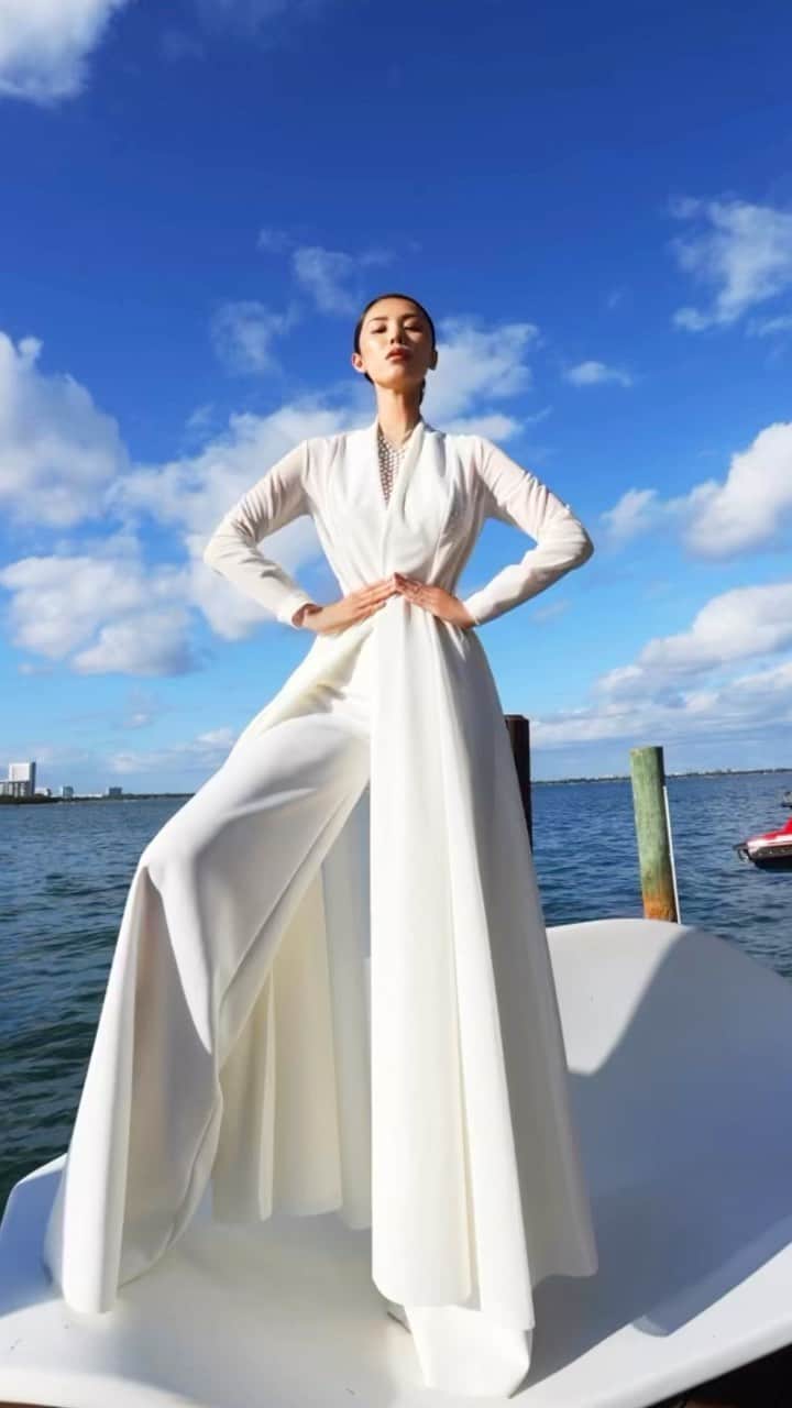 森理世のインスタグラム：「Stand tall in your confidence 🤍  #miamiphotoshoot」