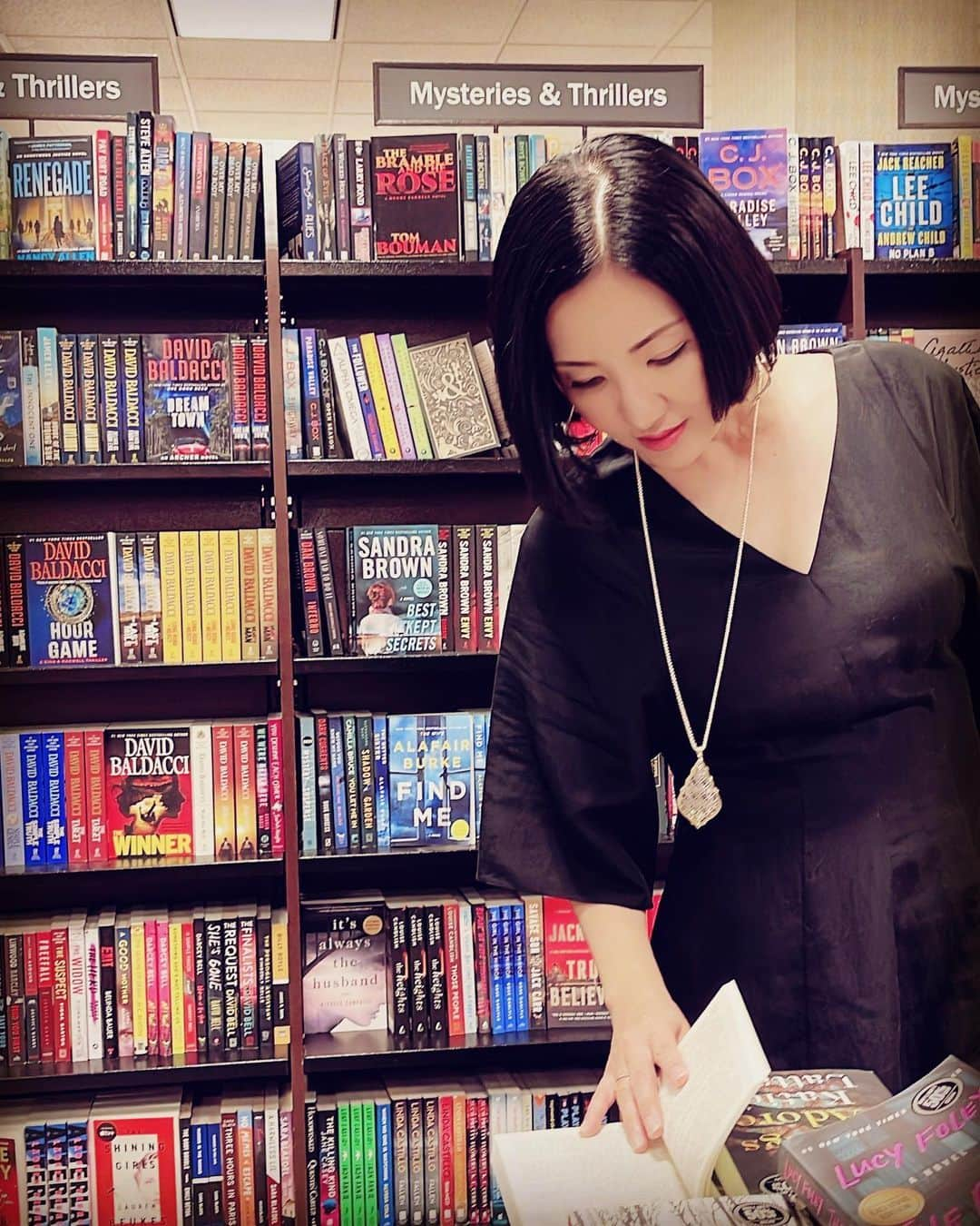 広瀬香美さんのインスタグラム写真 - (広瀬香美Instagram)「作詞のアイディア集めで、大好きな本屋さんへ。アイディア💭よ膨らめ…！  #musiclife #books #kohmihirose #広瀬香美」6月2日 15時24分 - kohmi.hirose