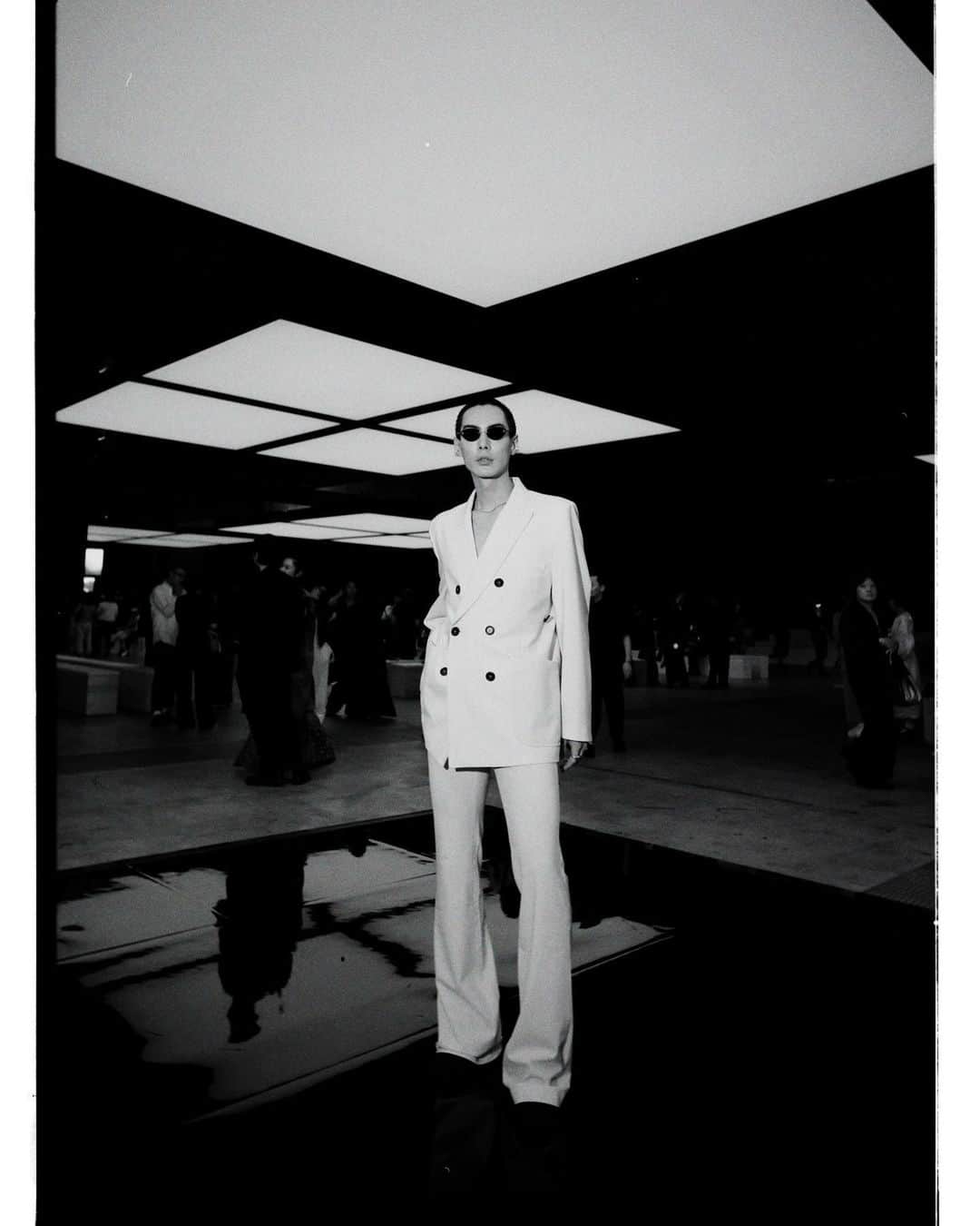 岩崎拓馬のインスタグラム：「🤍🖤🤍🖤 . . CHANEL NIGHT in Tokyo🗼  @chanelofficial   CHANELのヴィンテージサングラスで🕶️🤍  CHANELを全身に纏って パリでSHOW観に行って 撮影するって決めた💪🖤  #たく服 Set up: @numeroventuno  Sunglasses: @chanelofficial  . . #CHANELinTokyo  #CHANELMetiersdArt #CHANELShow #happytime」