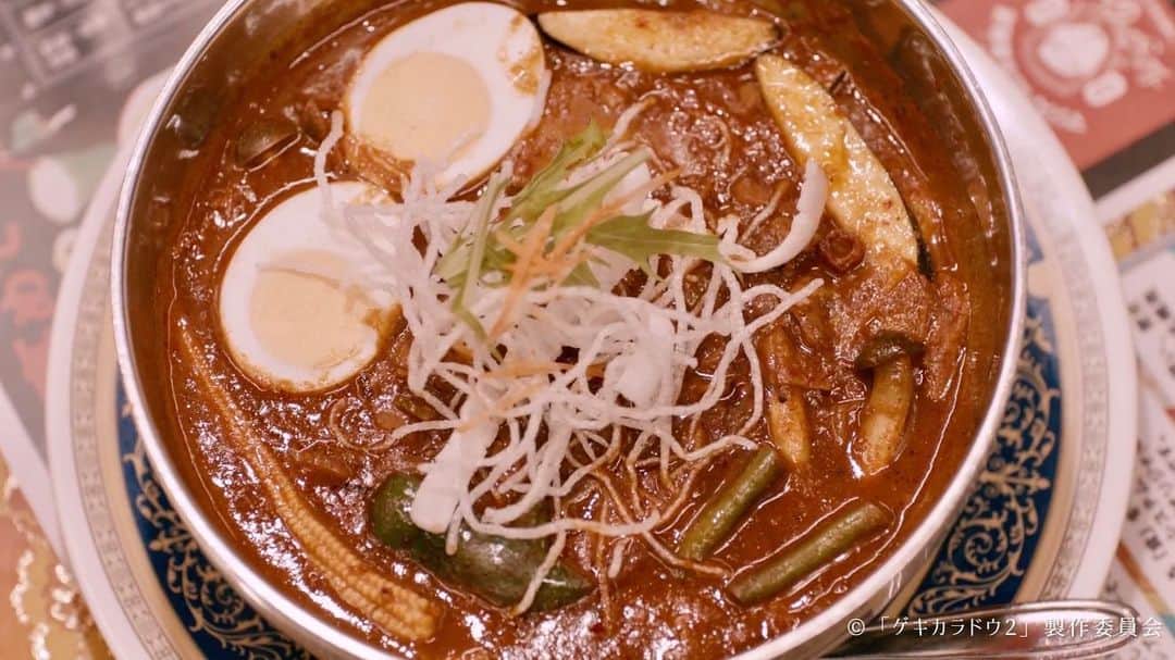 ゲキカラドウ2のインスタグラム：「🐼🌶  🔥第9話の激辛料理🔥 「激辛スープカレー“アクエリアス”」  甘いものを食べたあとの激辛料理は いつもより辛い🔥 そして、おいしい…😋  第9話の追い辛はこちら👇 #Tver 📱全話配信中！ #Paravi #Lemino #ネットもテレ東  ━━━━━━━━━━━━━━ 「ゲキカラドウ２」 毎週木曜深夜𝟐𝟒:𝟑𝟎〜 ハッシュタグ▷#ゲキカラドウ #桐山照史（#ジャニーズWEST） #土村芳 #福本大晴 （#Aぇgroup/ #関西ジャニーズJr.） #森田甘路 #前川泰之 #高田純次 #平田満」