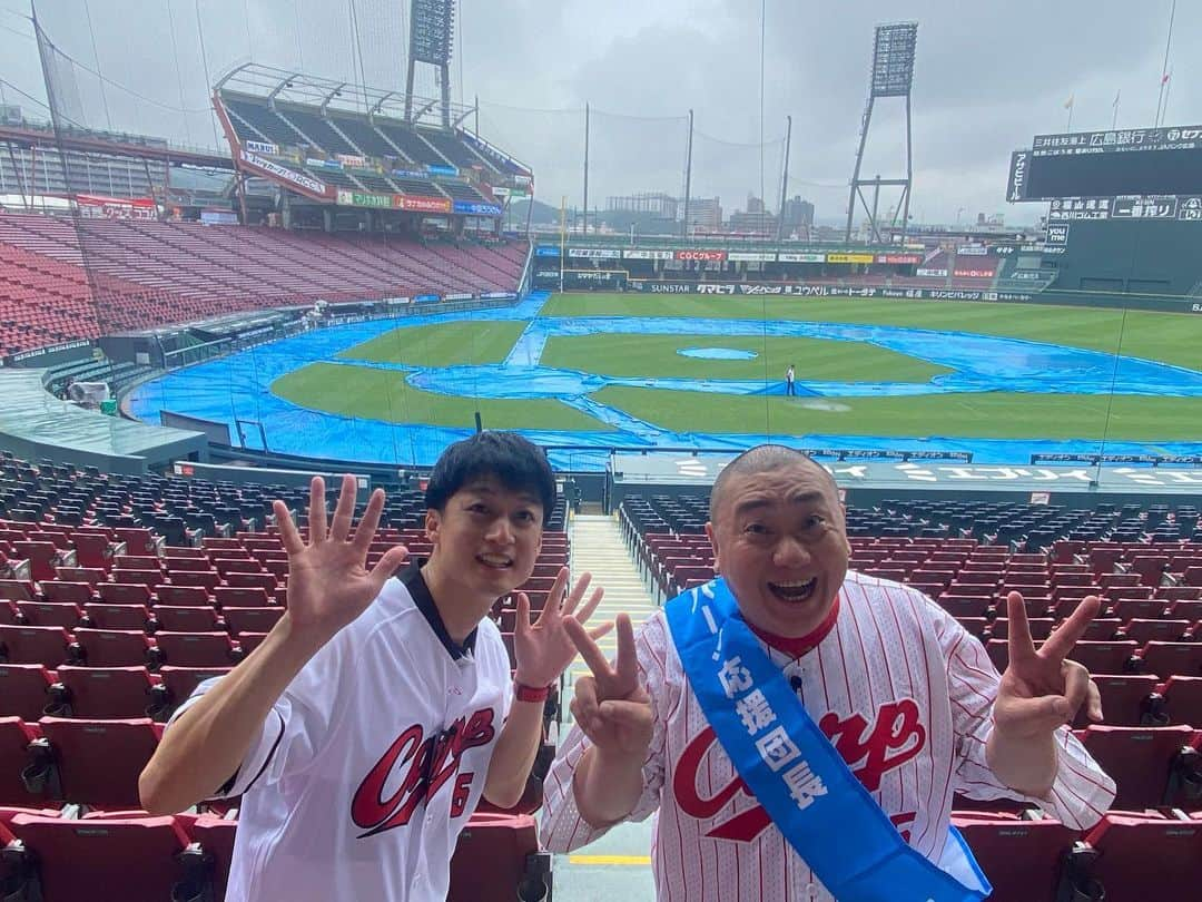 ゴッホ向井ブルーのインスタグラム：「山さーん！！！マツダスタジアム！ 今日は大丈夫！ここから晴れる！！」