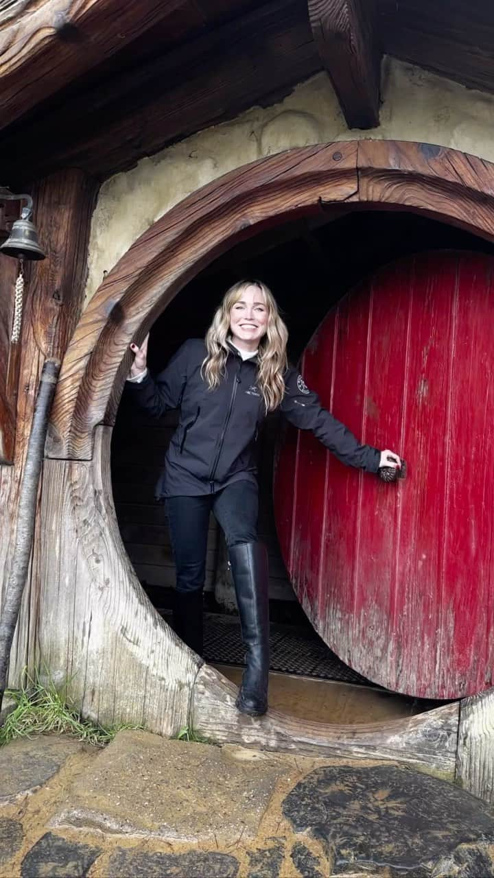 ケイティ・ロッツのインスタグラム：「Where am I? 🥸 #hobbithouse #hobbiton」