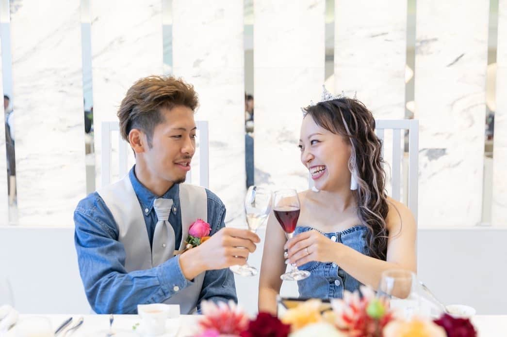 【公式】アールベルアンジェ奈良～結婚式場･ゲストハウス～さんのインスタグラム写真 - (【公式】アールベルアンジェ奈良～結婚式場･ゲストハウス～Instagram)「🥂🌟  乾杯ショット📸  素敵な笑顔が溢れるおふたりです😊  >>>@artbellangenara  #結婚式 #プレ花嫁 #卒花嫁 #アンジェ花嫁#アールベルアンジェ奈良 #アールベルアンジェ #結婚式準備 #奈良花嫁 #関西花嫁 #式場探し」6月2日 15時50分 - artbellangenara