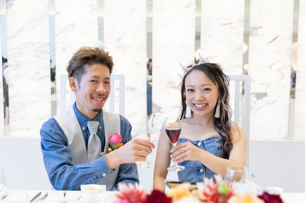 【公式】アールベルアンジェ奈良～結婚式場･ゲストハウス～さんのインスタグラム写真 - (【公式】アールベルアンジェ奈良～結婚式場･ゲストハウス～Instagram)「🥂🌟  乾杯ショット📸  素敵な笑顔が溢れるおふたりです😊  >>>@artbellangenara  #結婚式 #プレ花嫁 #卒花嫁 #アンジェ花嫁#アールベルアンジェ奈良 #アールベルアンジェ #結婚式準備 #奈良花嫁 #関西花嫁 #式場探し」6月2日 15時50分 - artbellangenara