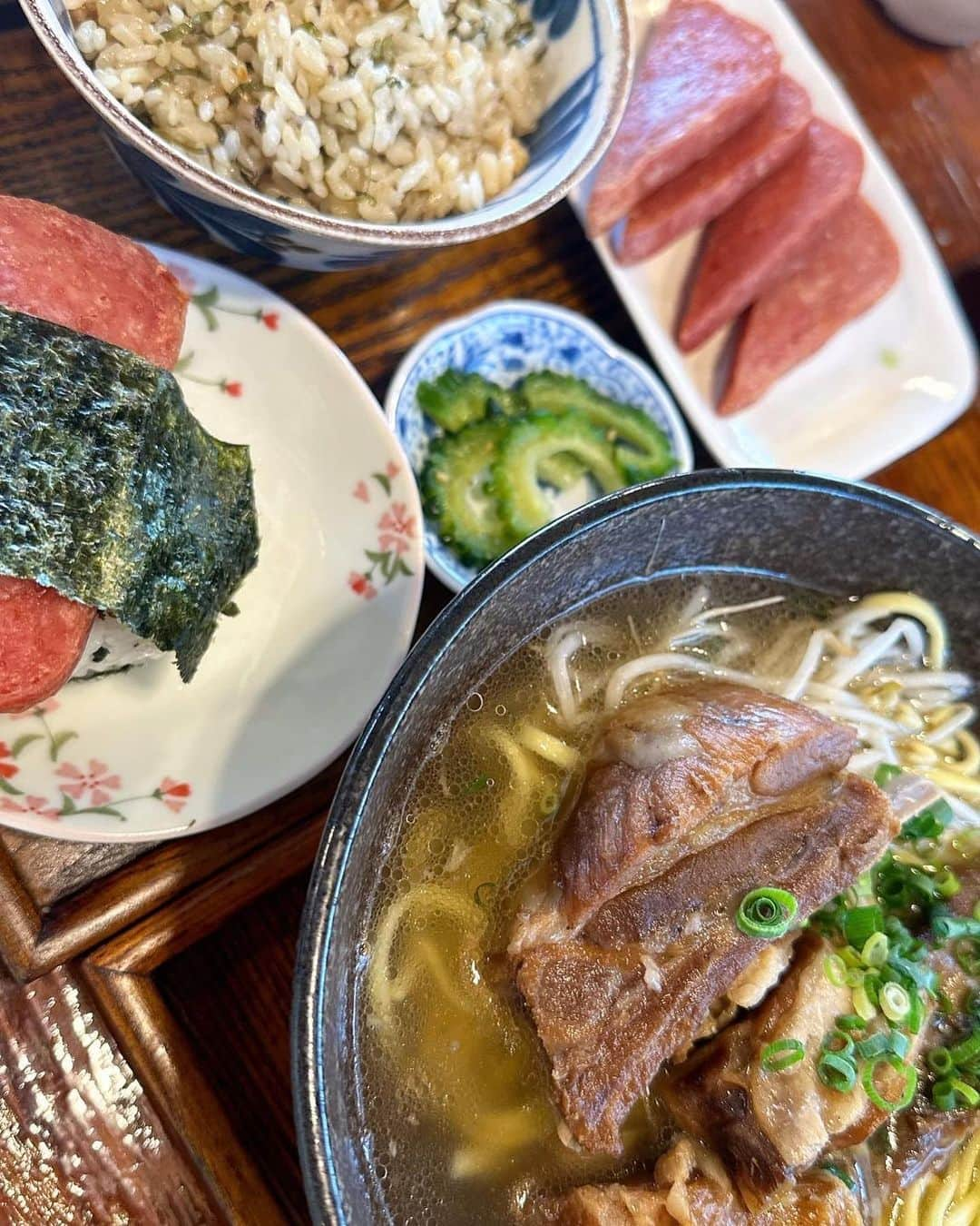 三浦あくりのインスタグラム：「石垣島のご飯屋さんまとめ♡ . ①竹の子＠竹富島 4.5回目の竹の子！毎度おいしくてスープまで飲み干しちゃうソーキそば！ 海で沢山遊んだ後あつあつのそばとスパムジューシーにキンキンのオリオンビールがたまらないの！石垣で1番好きなお店！ . ②うしみず　@ushimizu_ishigaki  ここの生肉ユッケとネギタン塩が絶品！ あと白菜キムチもサクサクでおいしかった！個人的には普通のハラミとかカルビとかじゃなくおすすめに載ってるお肉がおいしかった！ . ③パポイヤ 石垣牛のステーキを堪能できるお店！ お肉好きの旦那くんが大喜びでした！ サービスもしてくださったりキッズチェアもあり🙆 . ④舟倉の里 沖縄料理を堪能できるお店！ 三味線演奏もあったりで沖縄らしいゆったりとしたところで座敷や子供椅子もあって居心地最高です！ 毎回頼むほど大好きなのはしゃこ貝のお寿司！ . ⑤ぬちぐさcafe ヴィーガンカレーがこんなに美味しいなんて！と衝撃でした！沖縄のお野菜を使った副菜も全てが美味しかった！ テラスのソファ席は居心地よくて子供達 ⑥アクアガーデン@フサキビーチリゾート フサキ内のプールサイドにあるご飯屋さん！プールで遊んだ後にゆったりランチ！ 子供達もバクバク食べてた♡ プールサイドで食べるのもあり♡ . ⑦まるさ本店 ここのお寿司、ほーんとうに美味しかった！今まで石垣で食べたお魚の中で1番美味しかった！もずくも過去1で美味しかった！ 沖縄料理も沢山あって座敷、子供チェアありでとってもよかったです🤍🤍 . ⑧琉球新天地@フサキビーチリゾート内 沖縄料理に少し飽きた頃に挟んだ中華！ HANAREに行きたかったけど子供NGでこちらへ！ 少し沖縄料理に飽きた頃に行くのアリ🤍笑 . 番外編でいうと 予約が取れなくて有名な ひとしは50回くらい電話してやっと繋がったけどキャンセルまち13組目ですと言われ.w一応待ち入れたけど期待せずそしたらその日の夜に まさかの電話がかかってきて！！ でも子連れ2人すぐ動ける状態じゃなかったのと出れずに折り返したらもう繋がらず...諦めた... 石垣在住の方も美味しいと言うお店なので次回またリベンジしたい！ . 以上！石垣ご飯まとめ♡♡♡ #石垣島 #石垣島グルメ」