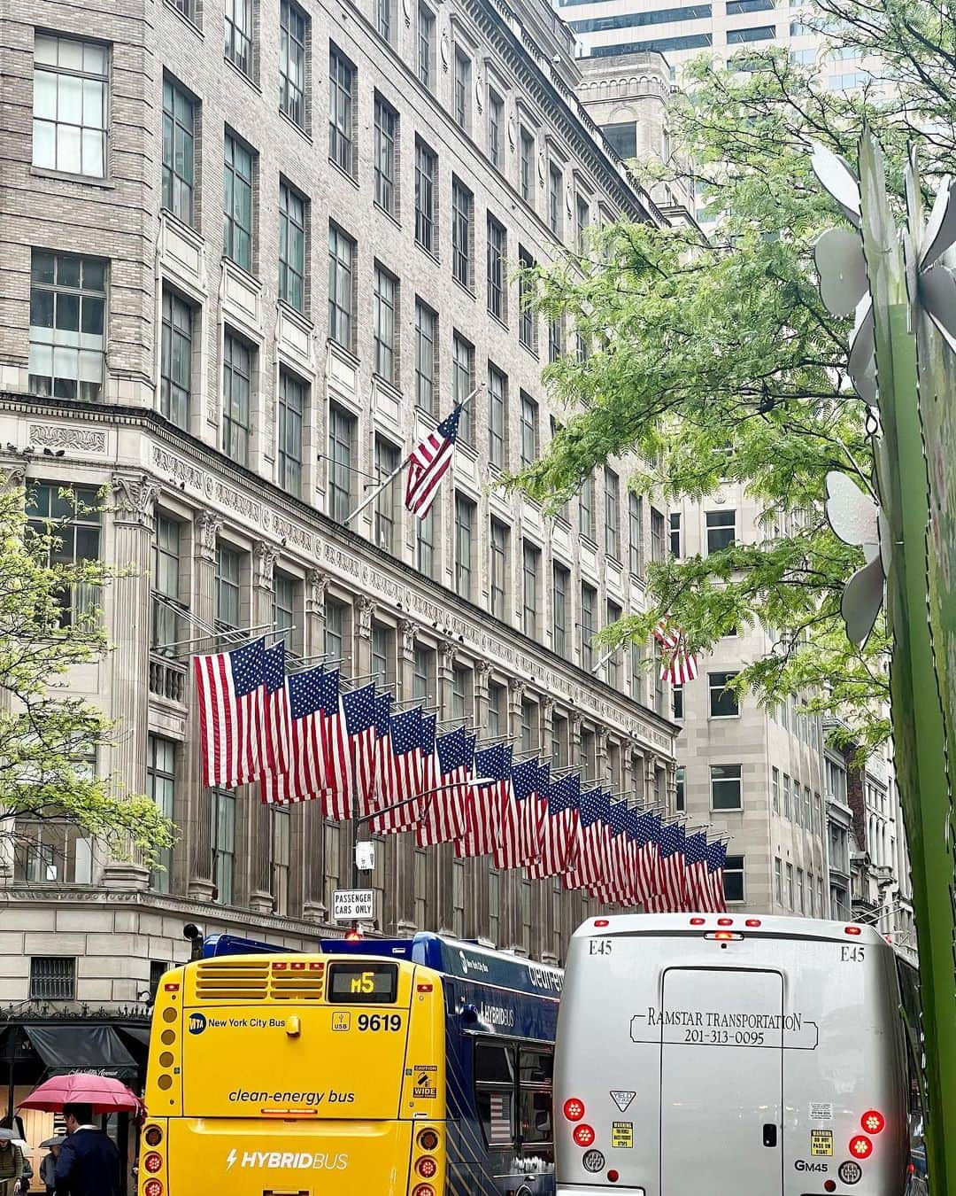 速水ティーナさんのインスタグラム写真 - (速水ティーナInstagram)「🗽🇺🇸  𝑁𝑌ラスト投稿🥯🧺💐 記録用に思い出の景色たち🪟🫧  ↪︎ ↪︎ 4枚目以降 🍔食べている写真の場所は🍴“𝗕𝘂𝗿𝗴𝗲𝗿 𝗝𝗼𝗶𝗻𝘁”🍟🥤  行列のできるNYのハンバーガー屋さん✨  最高に美味しくて大優勝していました😋🏆  店内も可愛いかった〜♡🎨 　 #ハンバーガー #hamburger #5番街 #グルメ女子 #ハンバーガー女子 #grandcentralstation #nyc #newyorkcity #fifthavenue #newyorfifthavenue」6月2日 15時54分 - tittypop