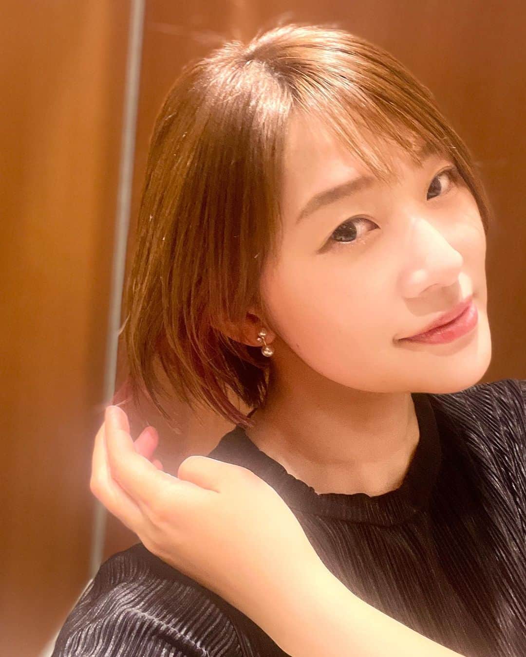 のインスタグラム：「. そういえば、先月からインナーカラーがピンク💞 はじめは濃いめで、 その後だんだん色が落ちても綺麗に染めていただいて✨  なかなか気に入っております✨💇🏻‍♀️  シャンプー＆トリートメントは ロフトで買ったDr.ZERO👌  これ、女性におすすめのシャンプーで、 ハリコシUP&根本からのボリュームケアをしてくれるのが特徴。  おかげでか、ふわっと&艶感出ている感じ🙆‍♀️ iphone無加工ポートレートです📸   #インナーカラー #インナーカラーピンク #インナーカラーボブ   #drzero #ヘアケア @drzero.official   #アラサー美容 #ママ美容 #三児ママ」